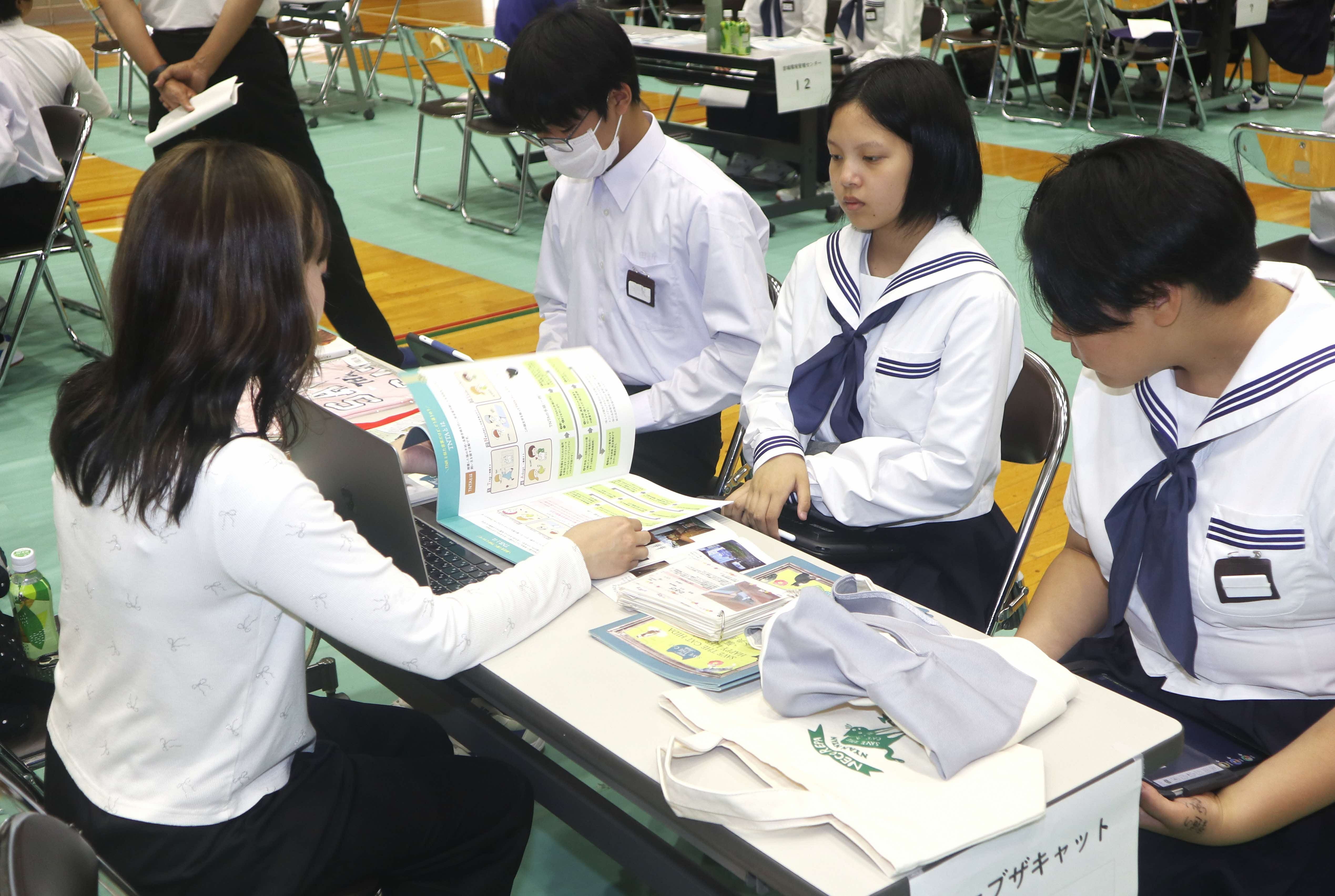 古川中で多種多様な職業を学び、職場体験に活かす「ふるさと職業展」が開催されました