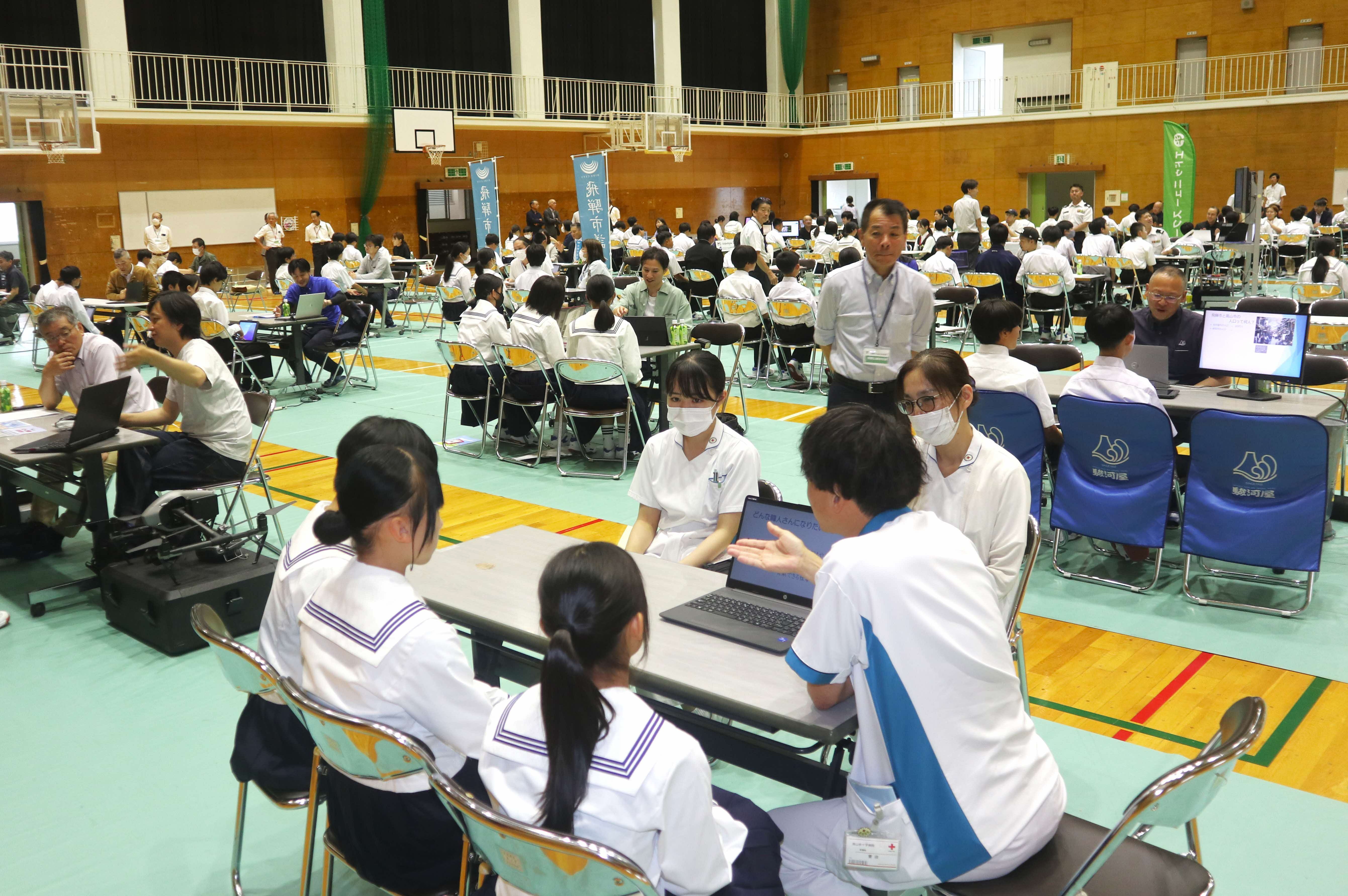 古川中で多種多様な職業を学び、職場体験に活かす「ふるさと職業展」が開催されました
