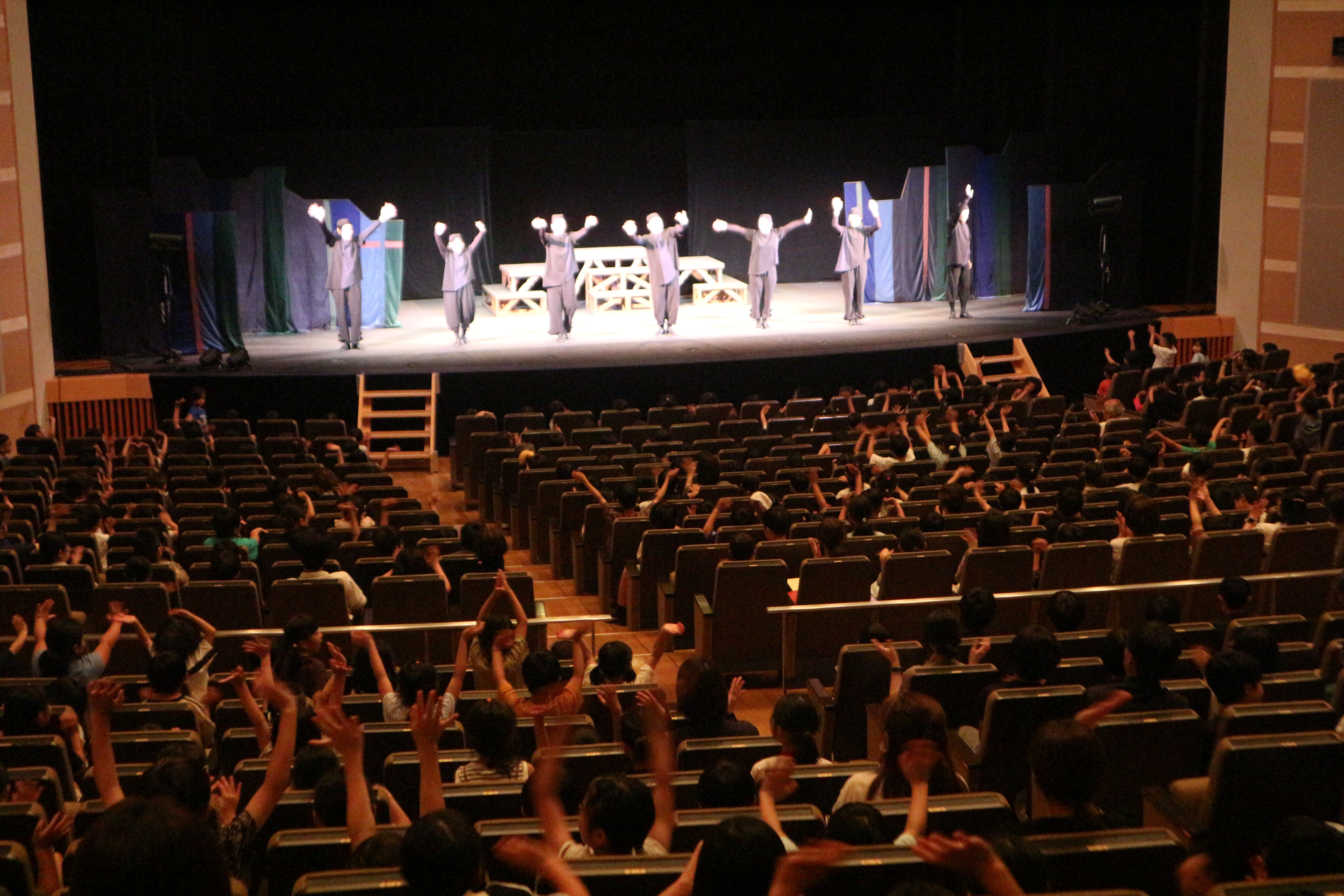 市内小学生を対象に人形劇「ニルスのふしぎな旅」を上演