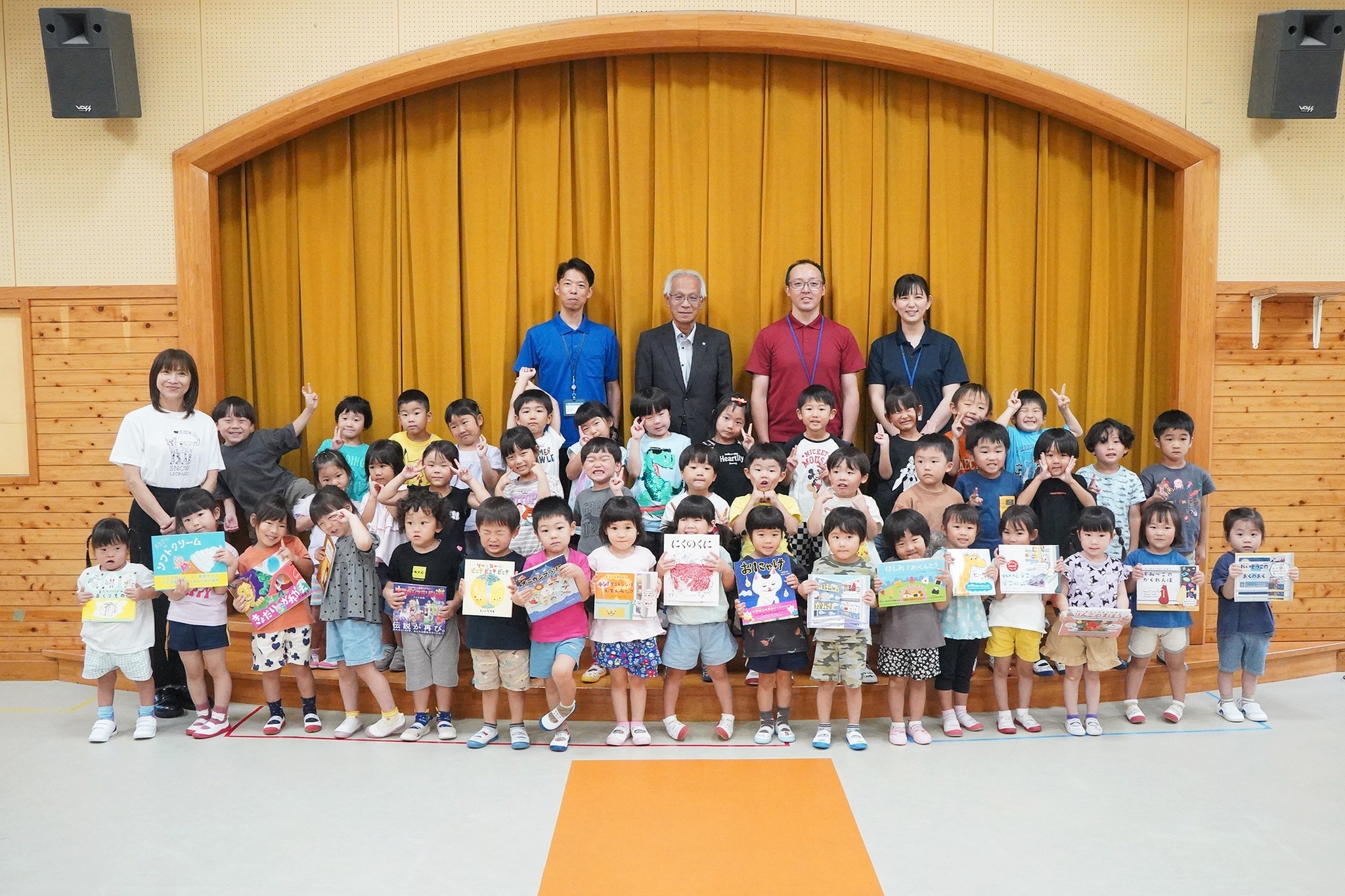 高山信用金庫が創立100周年を記念し、保育園やこども園に絵本を寄贈