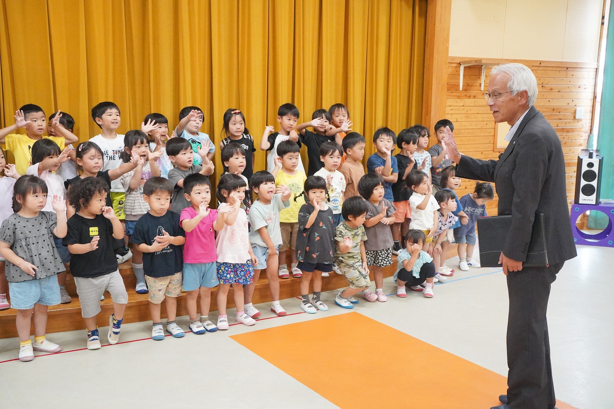 高山信用金庫が創立100周年を記念し、保育園やこども園に絵本を寄贈