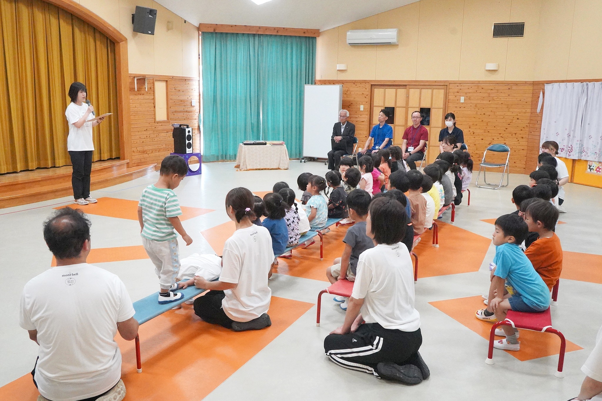 高山信用金庫が創立100周年を記念し、保育園やこども園に絵本を寄贈