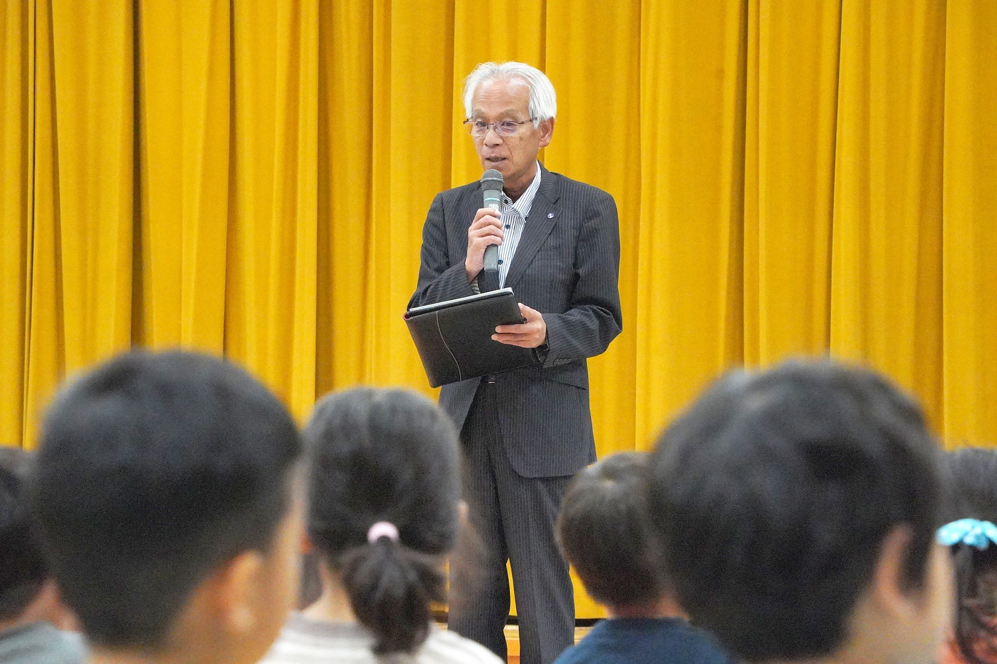 高山信用金庫が創立100周年を記念し、保育園やこども園に絵本を寄贈