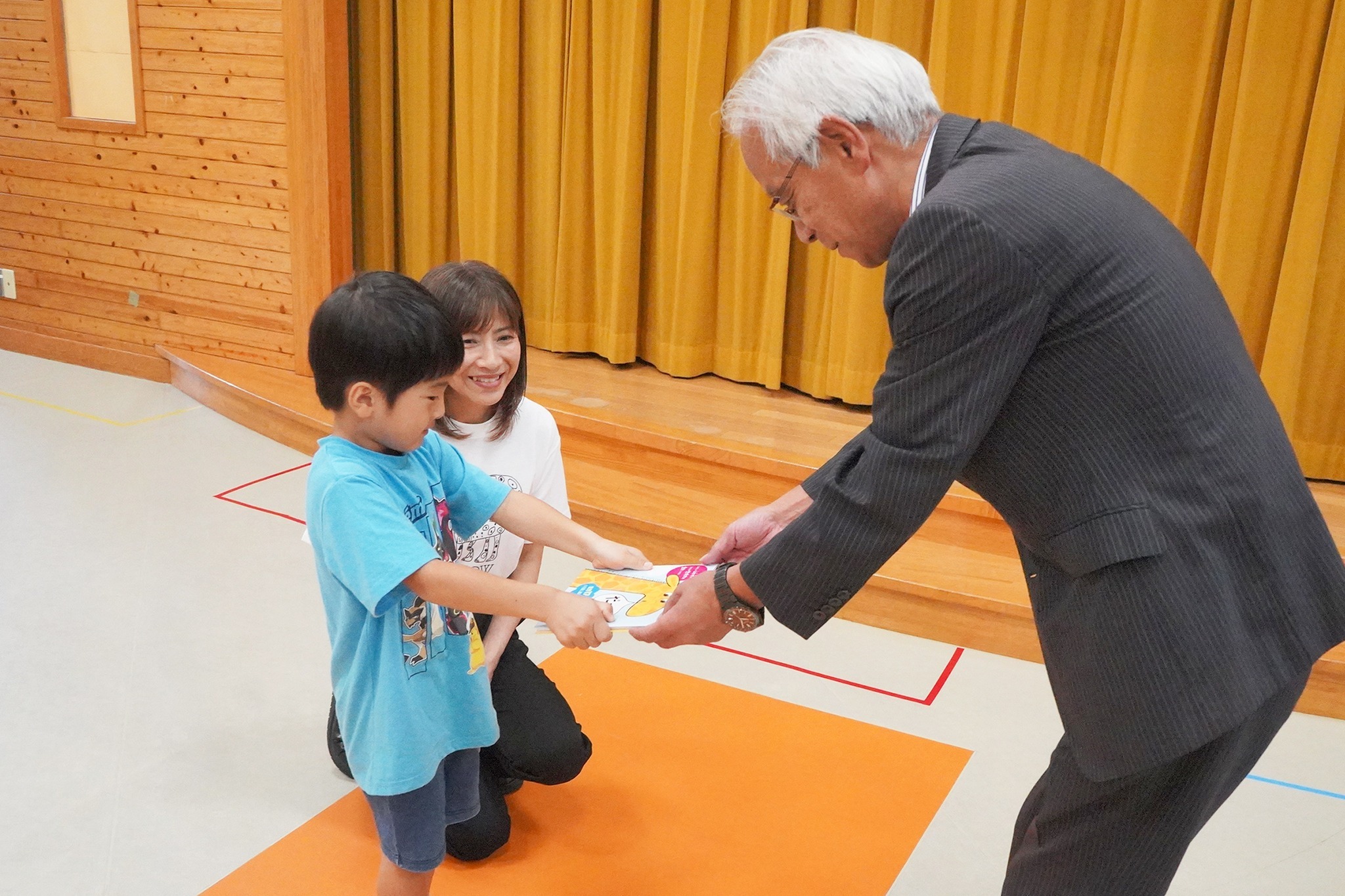 高山信用金庫が創立100周年を記念し、保育園やこども園に絵本を寄贈