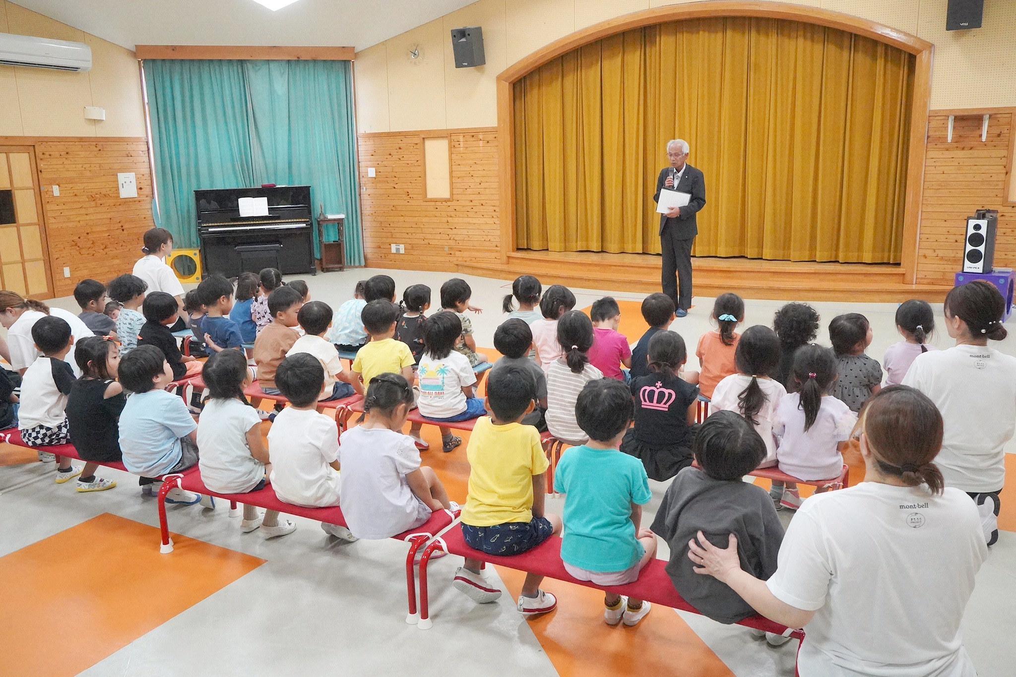 高山信用金庫が創立100周年を記念し、保育園やこども園に絵本を寄贈