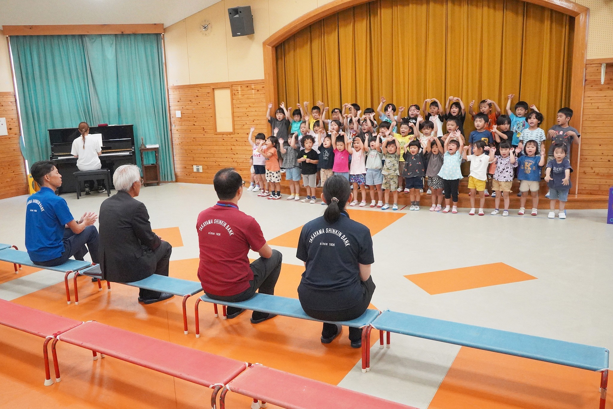 高山信用金庫が創立100周年を記念し、保育園やこども園に絵本を寄贈