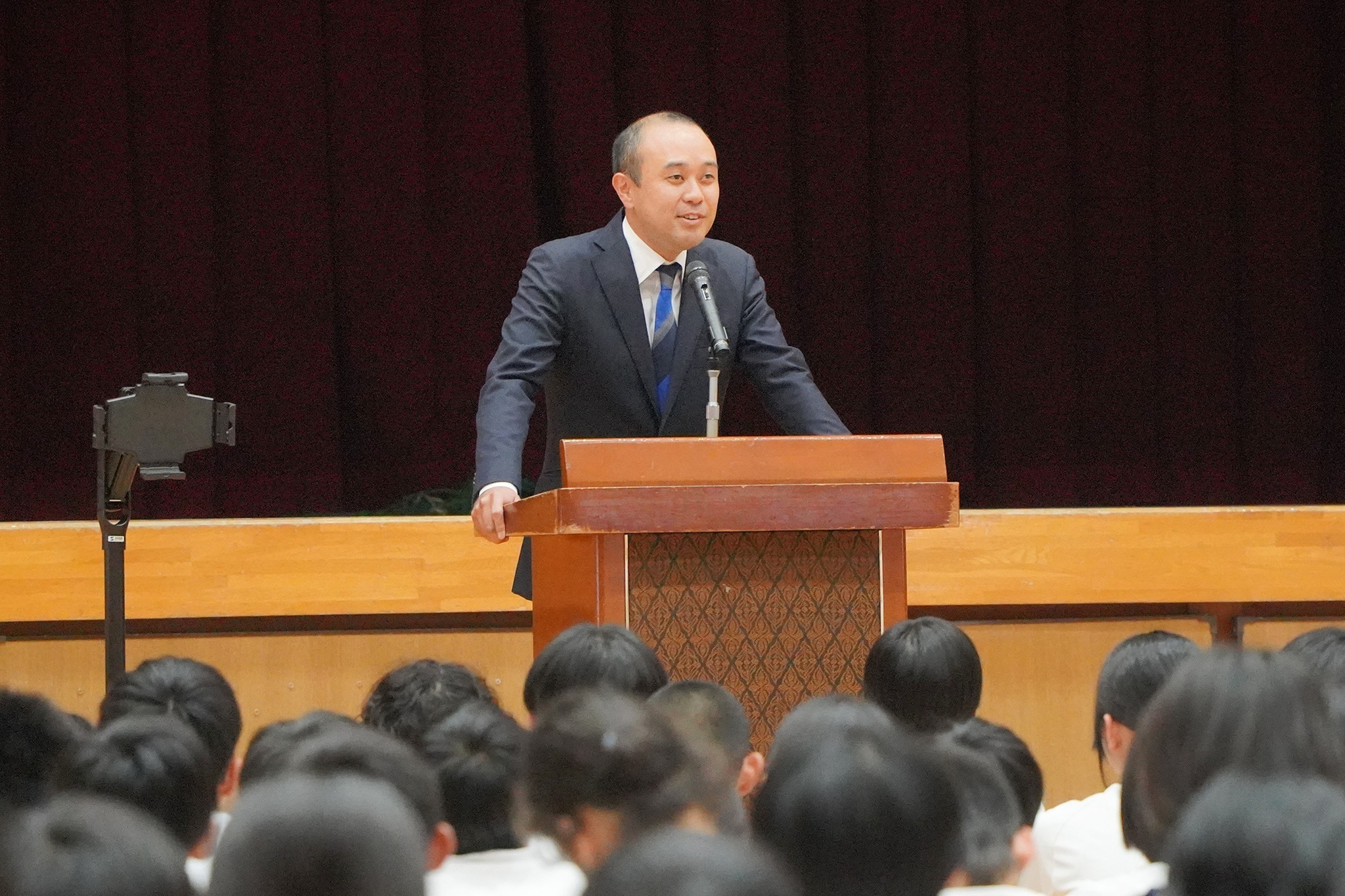 ナウエ(株)が古川中へ情報教育などに使用する機器を寄贈