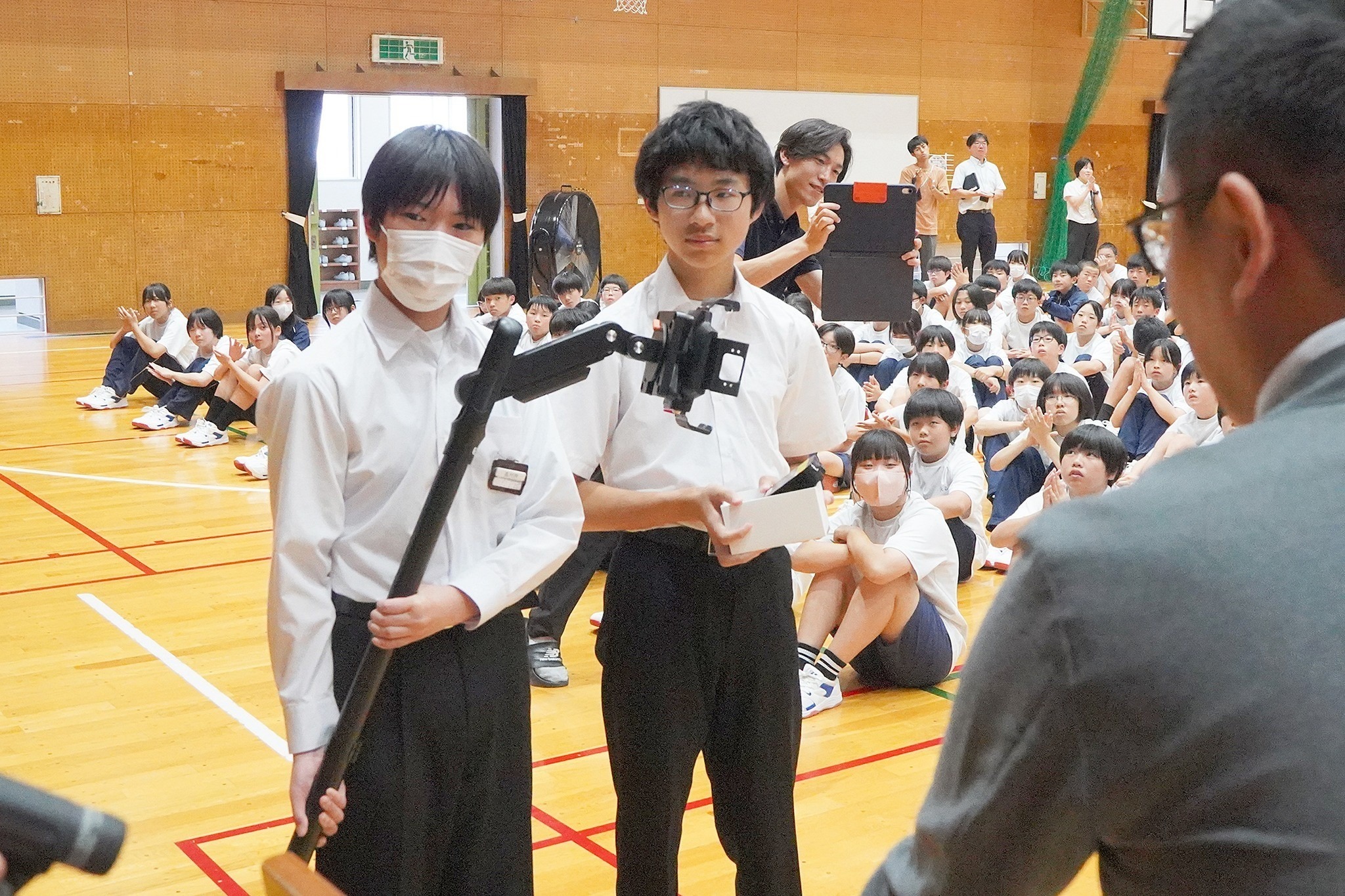 ナウエ(株)が古川中へ情報教育などに使用する機器を寄贈