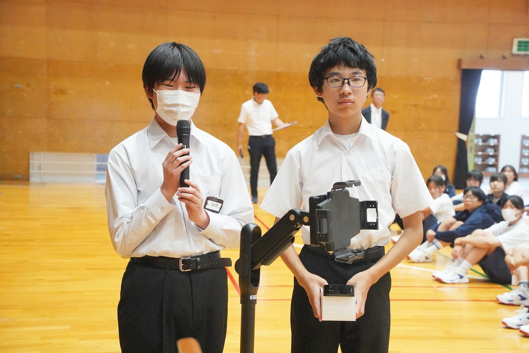 ナウエ(株)が古川中へ情報教育などに使用する機器を寄贈