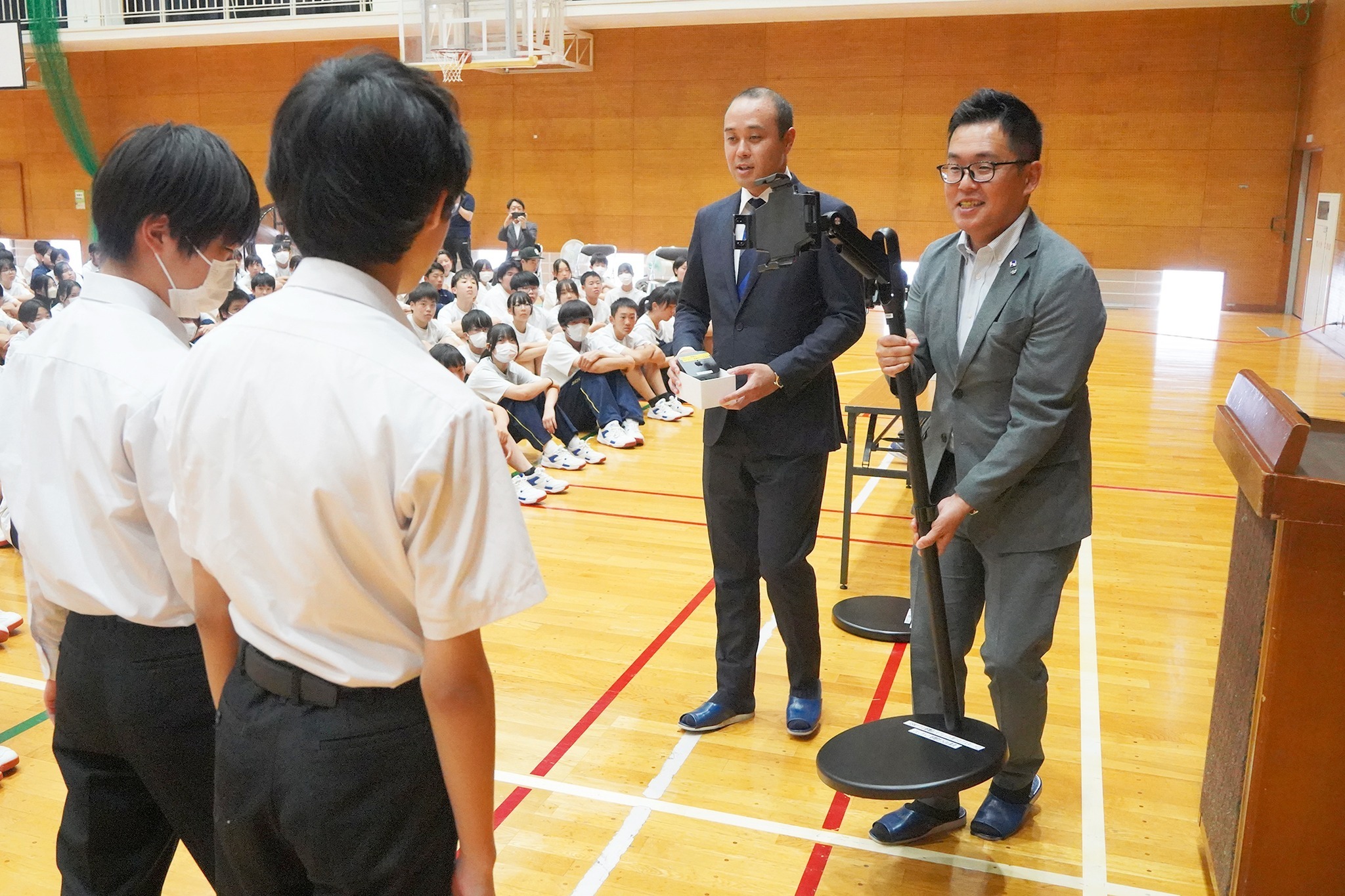 ナウエ(株)が古川中へ情報教育などに使用する機器を寄贈