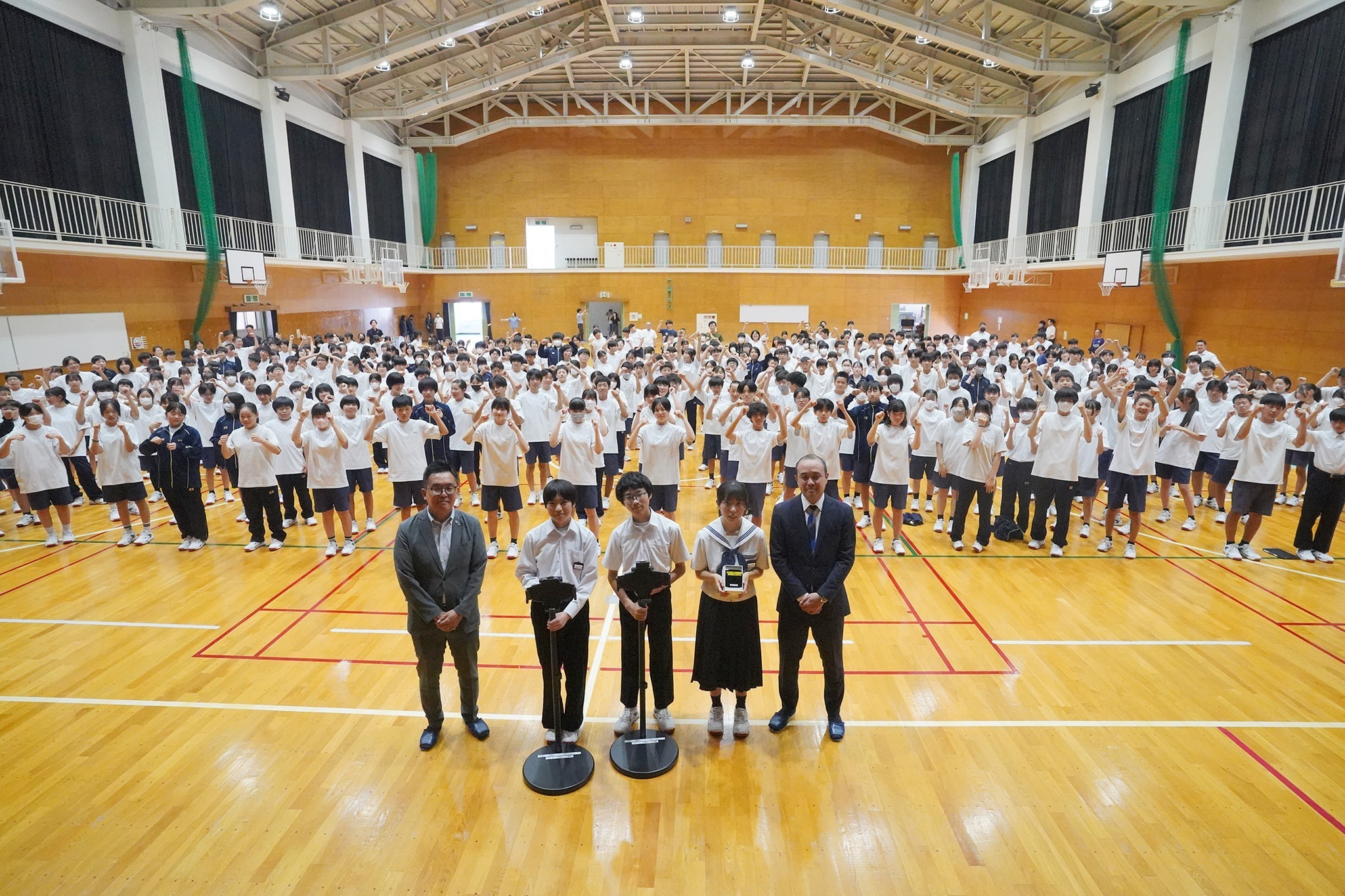 ナウエ(株)が古川中へ情報教育などに使用する機器を寄贈