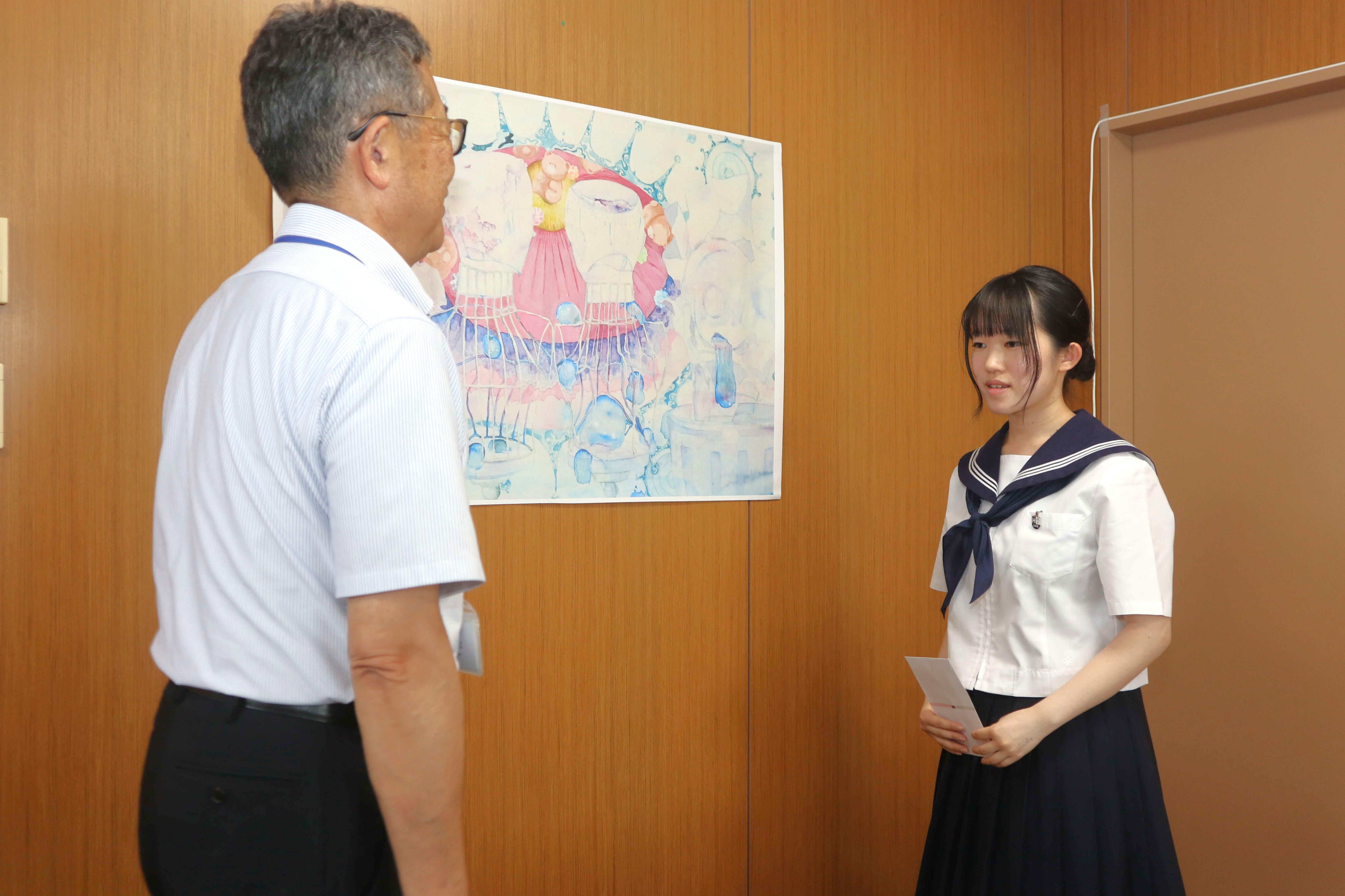 全国高校総合文化祭に出品する斐高美術部の井口紡さん（神岡町）を教育長が激励