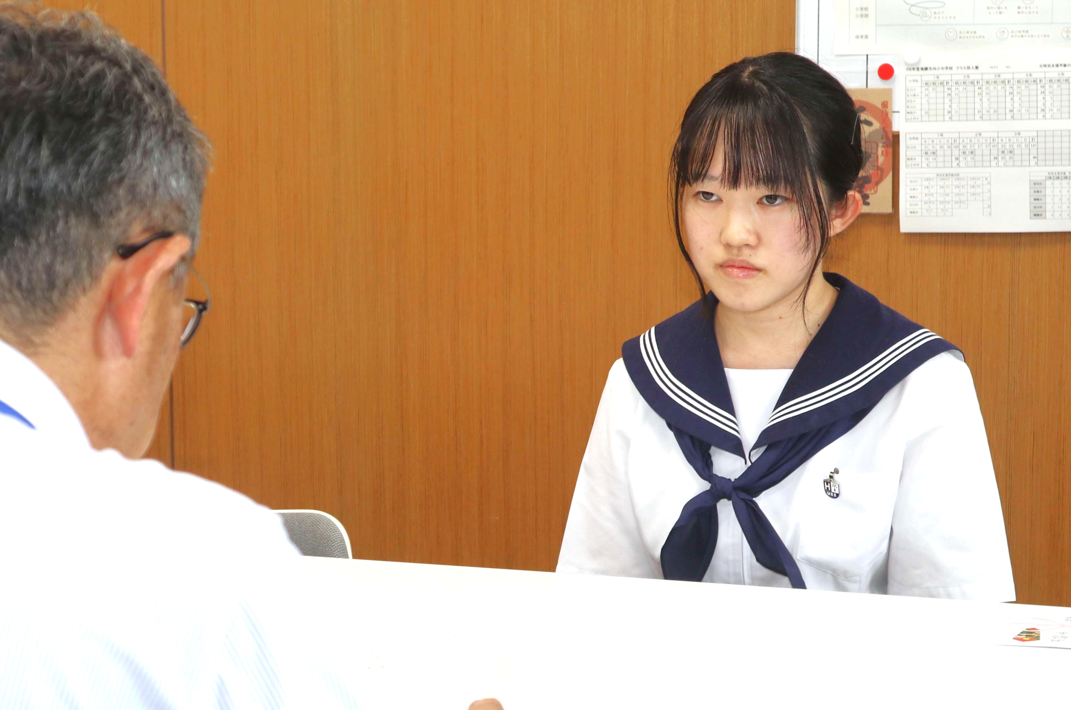 全国高校総合文化祭に出品する斐高美術部の井口紡さん（神岡町）を教育長が激励