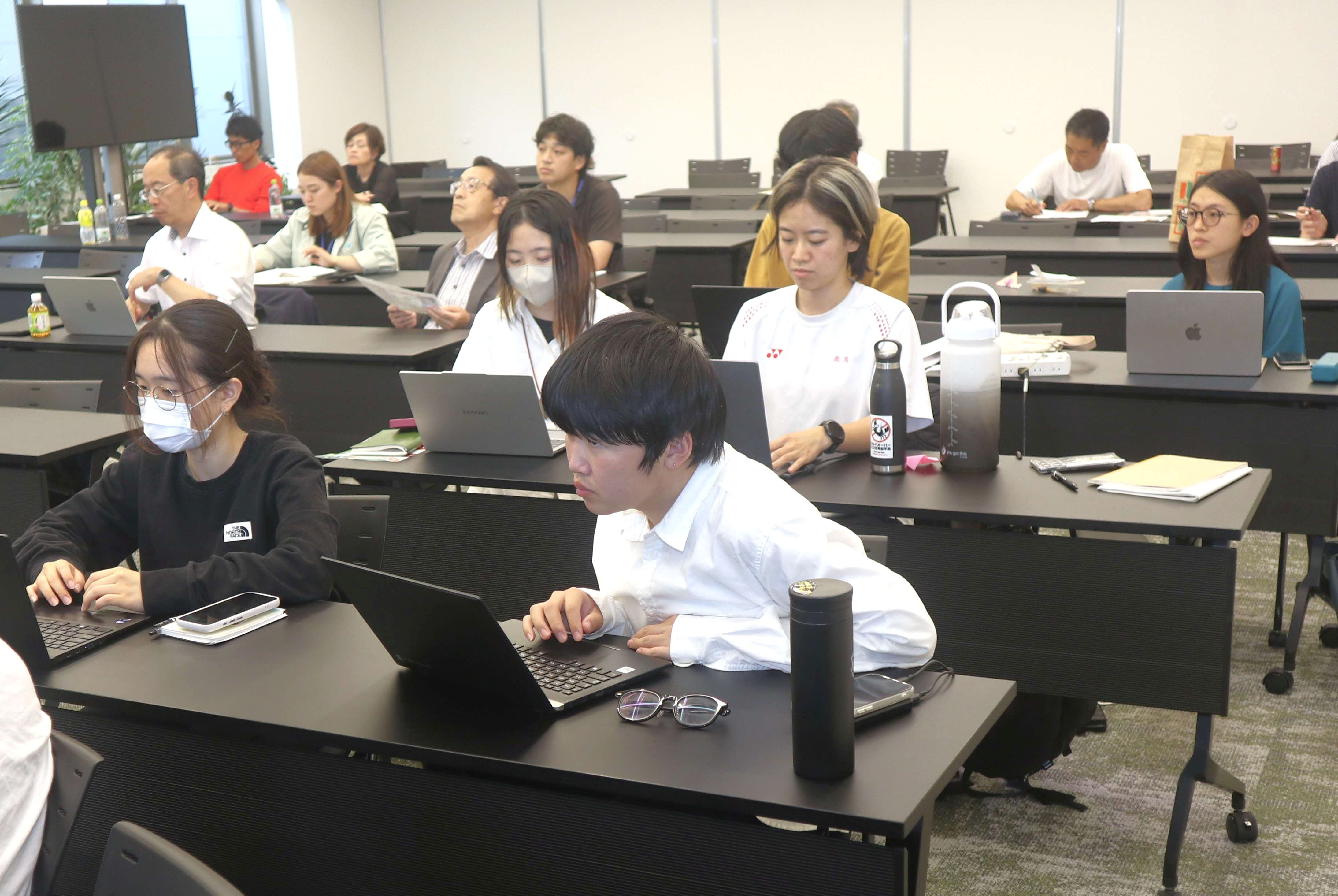 CoIUの学生が「100年後の古川祭」をテーマにプレゼンを公開