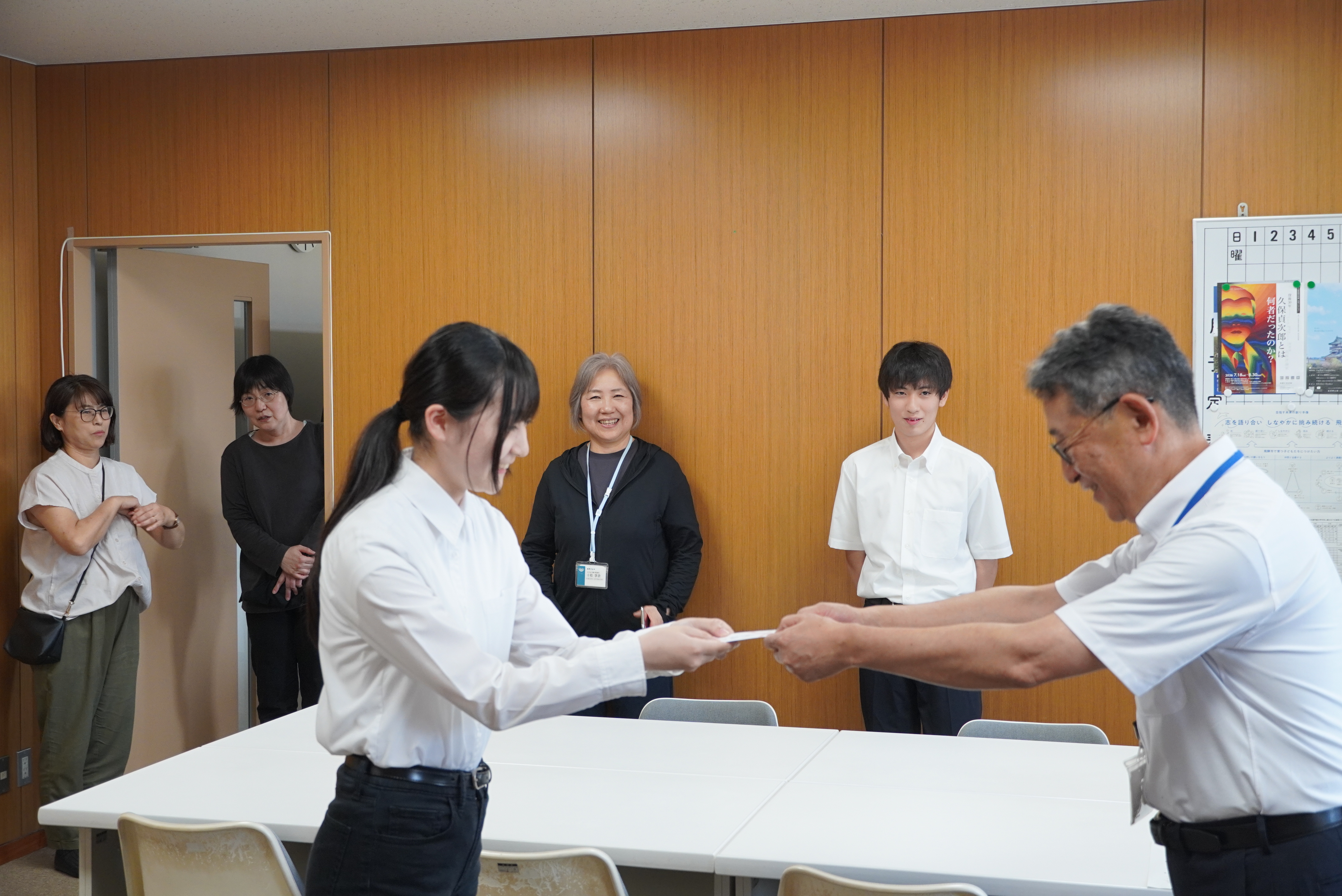全国大会に出場する山腰菜月さんと阪口睦さんを激励