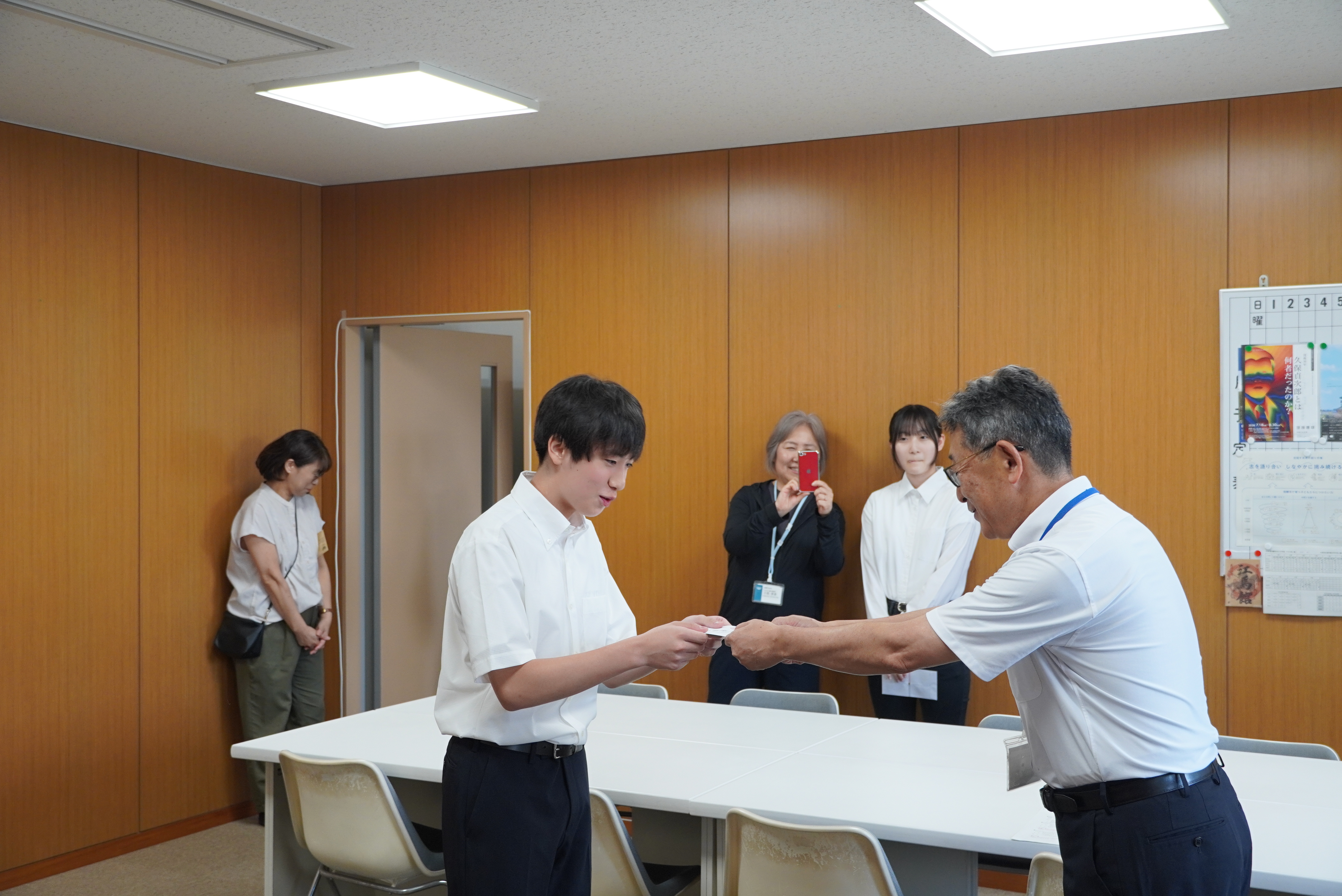 全国大会に出場する山腰菜月さんと阪口睦さんを激励