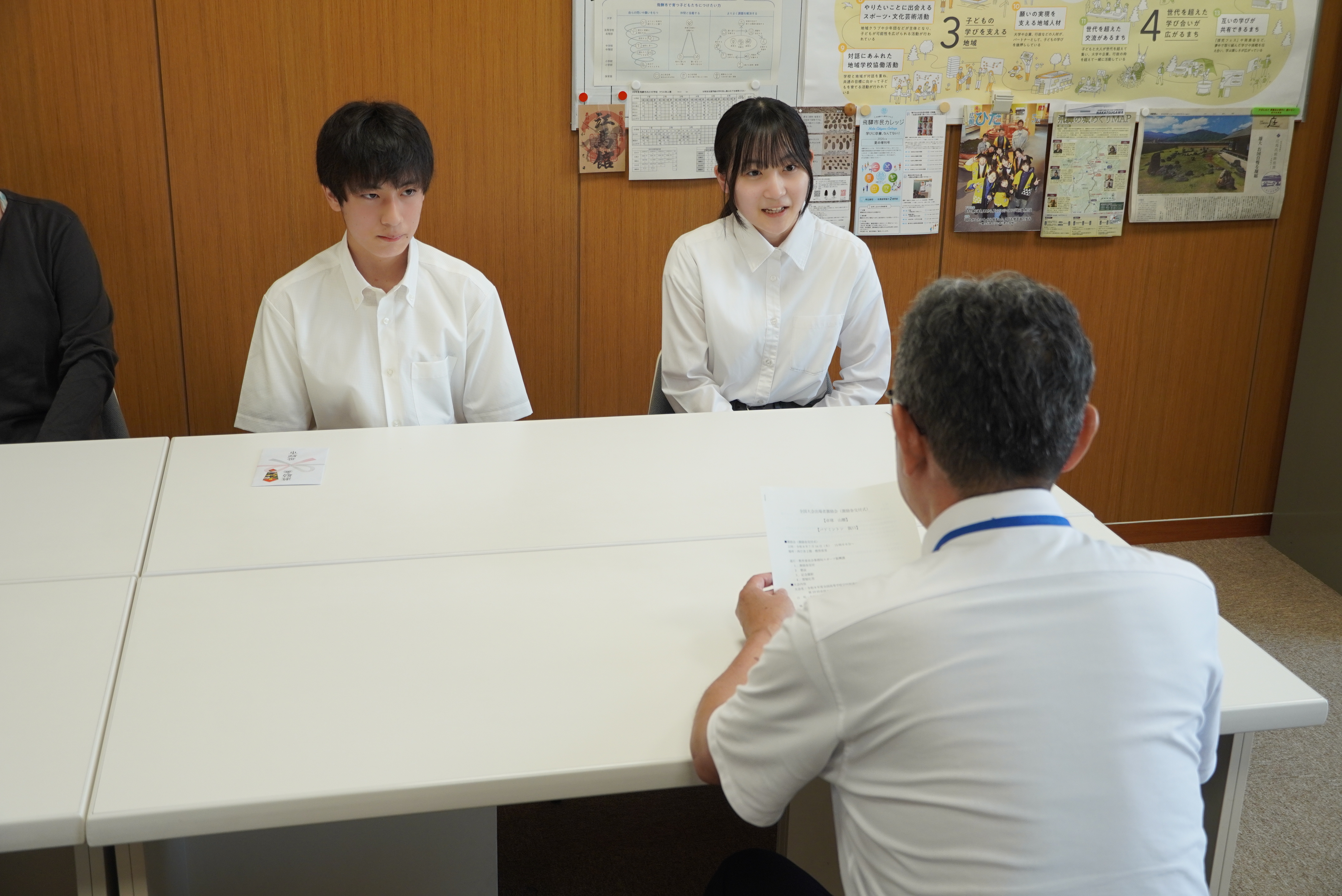 全国大会に出場する山腰菜月さんと阪口睦さんを激励