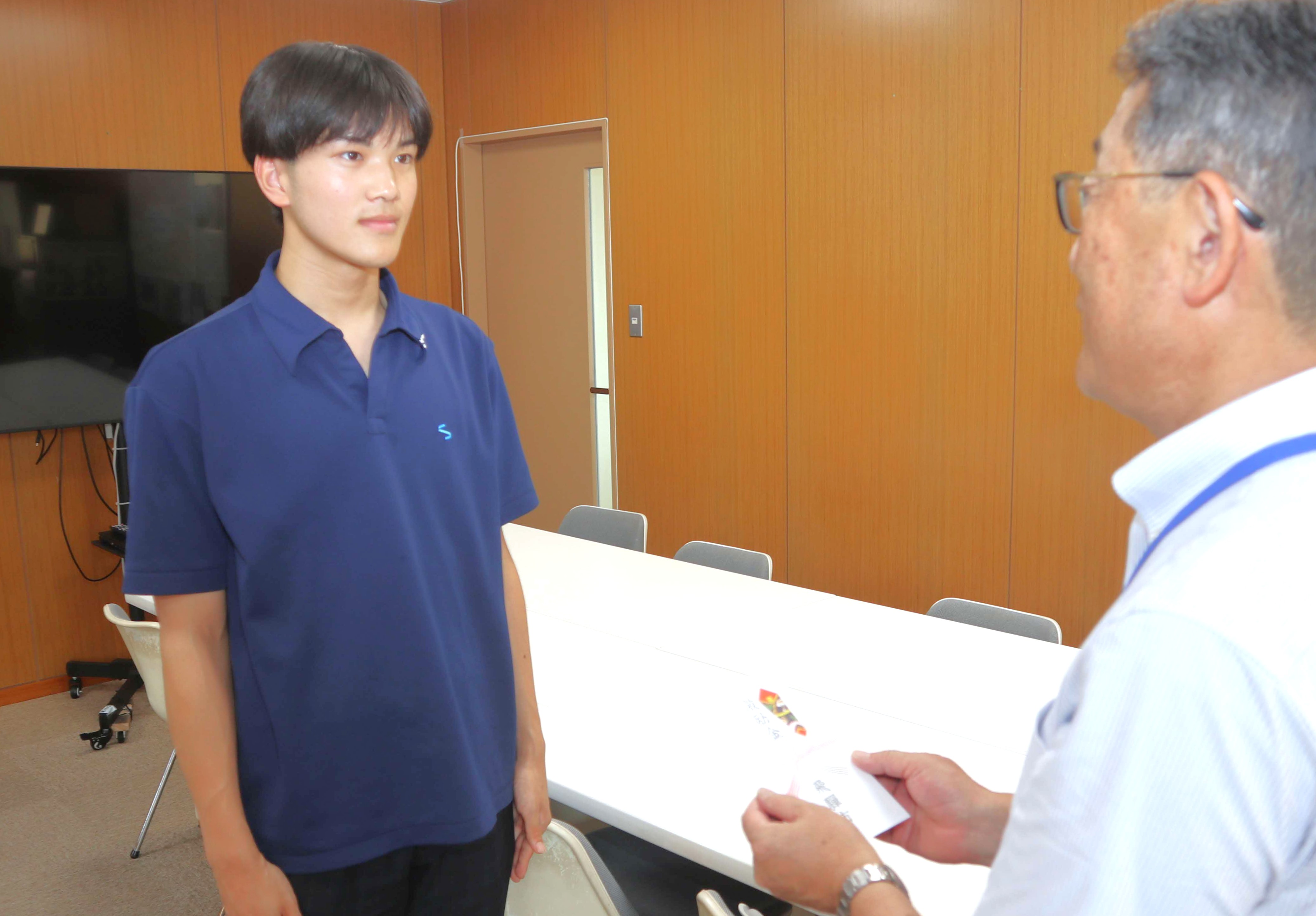 インターハイ卓球競技に出場する河合町出身の池田選手を教育長が激励