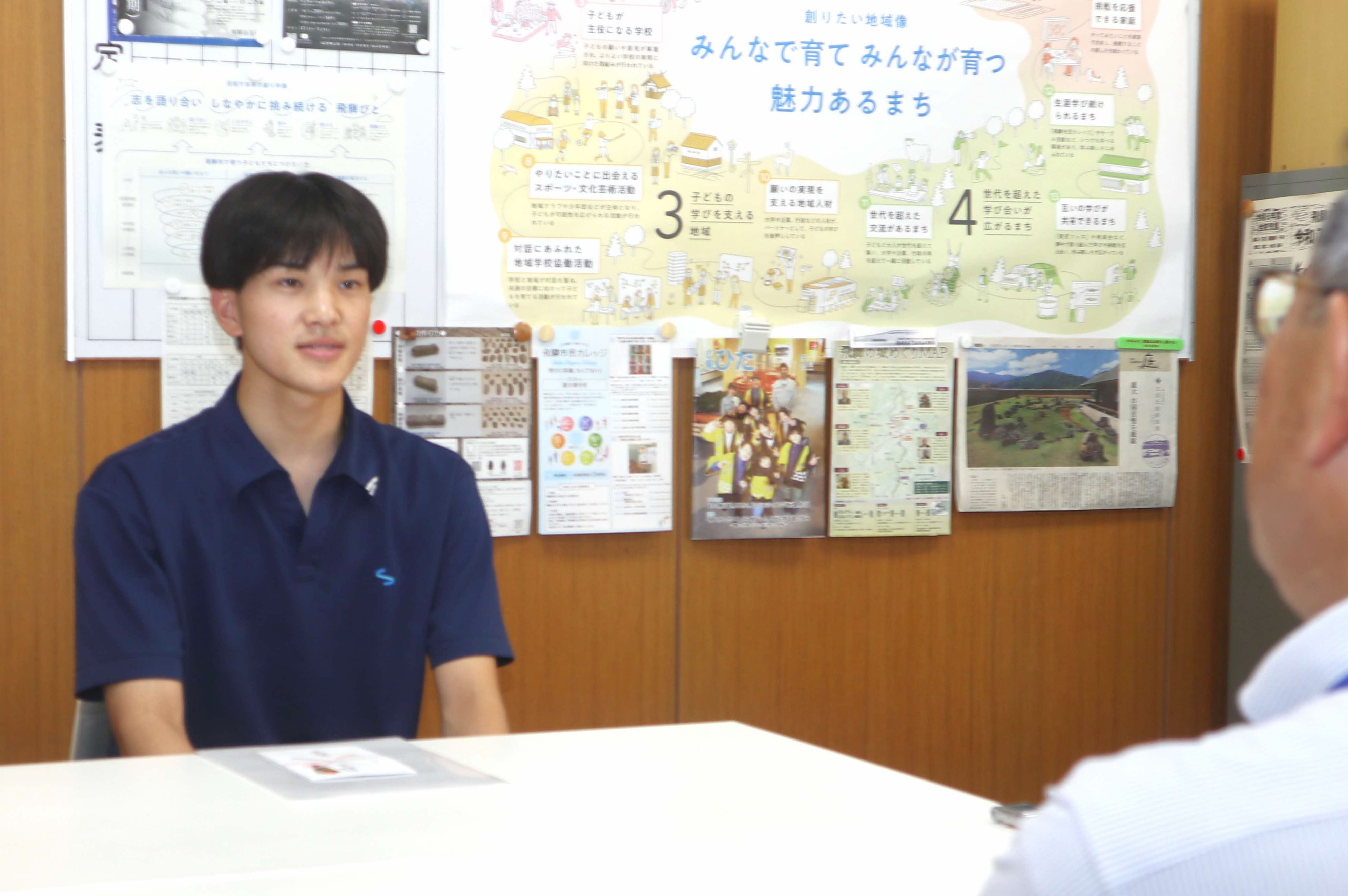 インターハイ卓球競技に出場する河合町出身の池田選手を教育長が激励