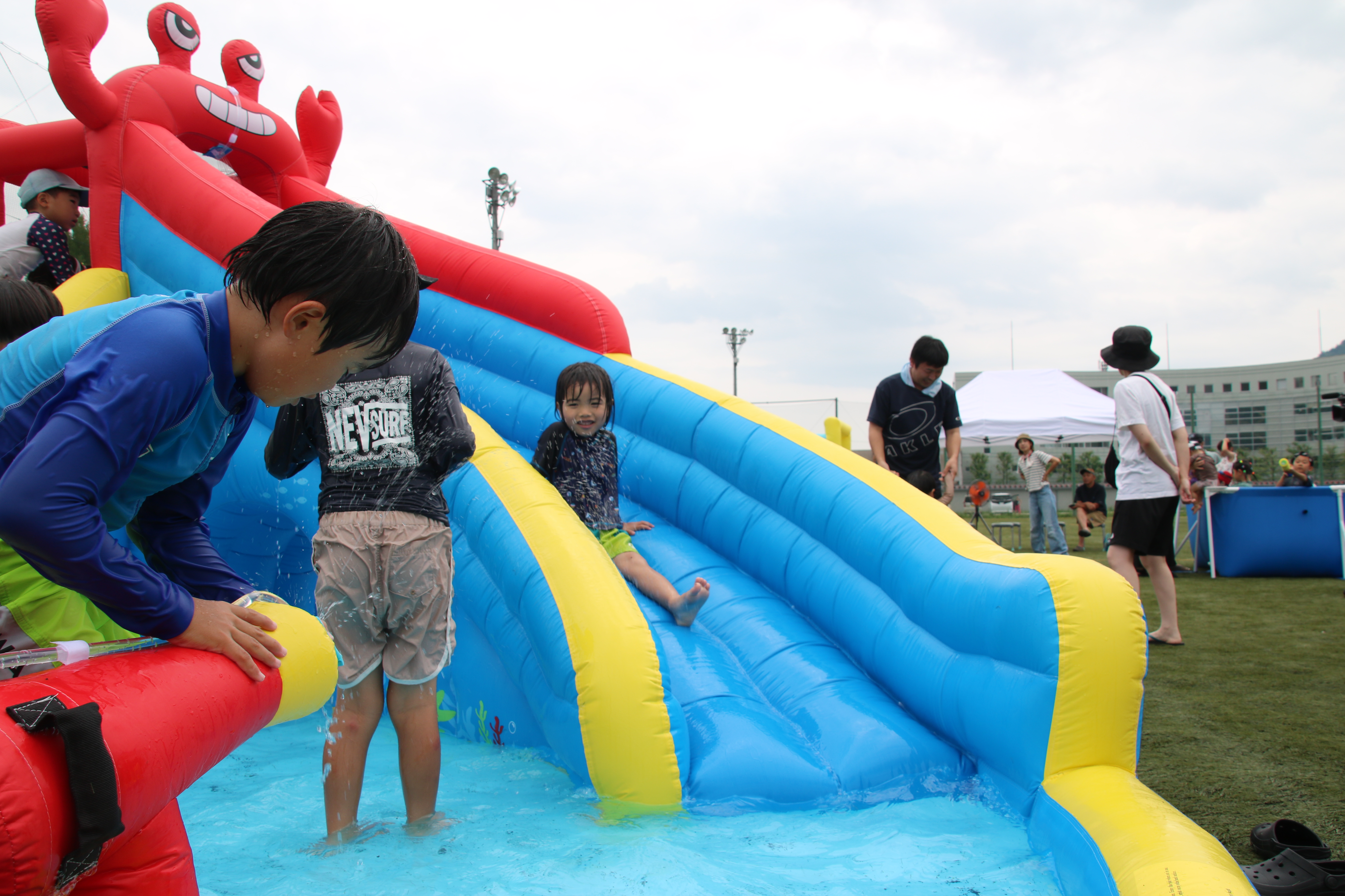市内公園で「なつやすみキッズプール」が開催。子どもたちが楽しんでいます