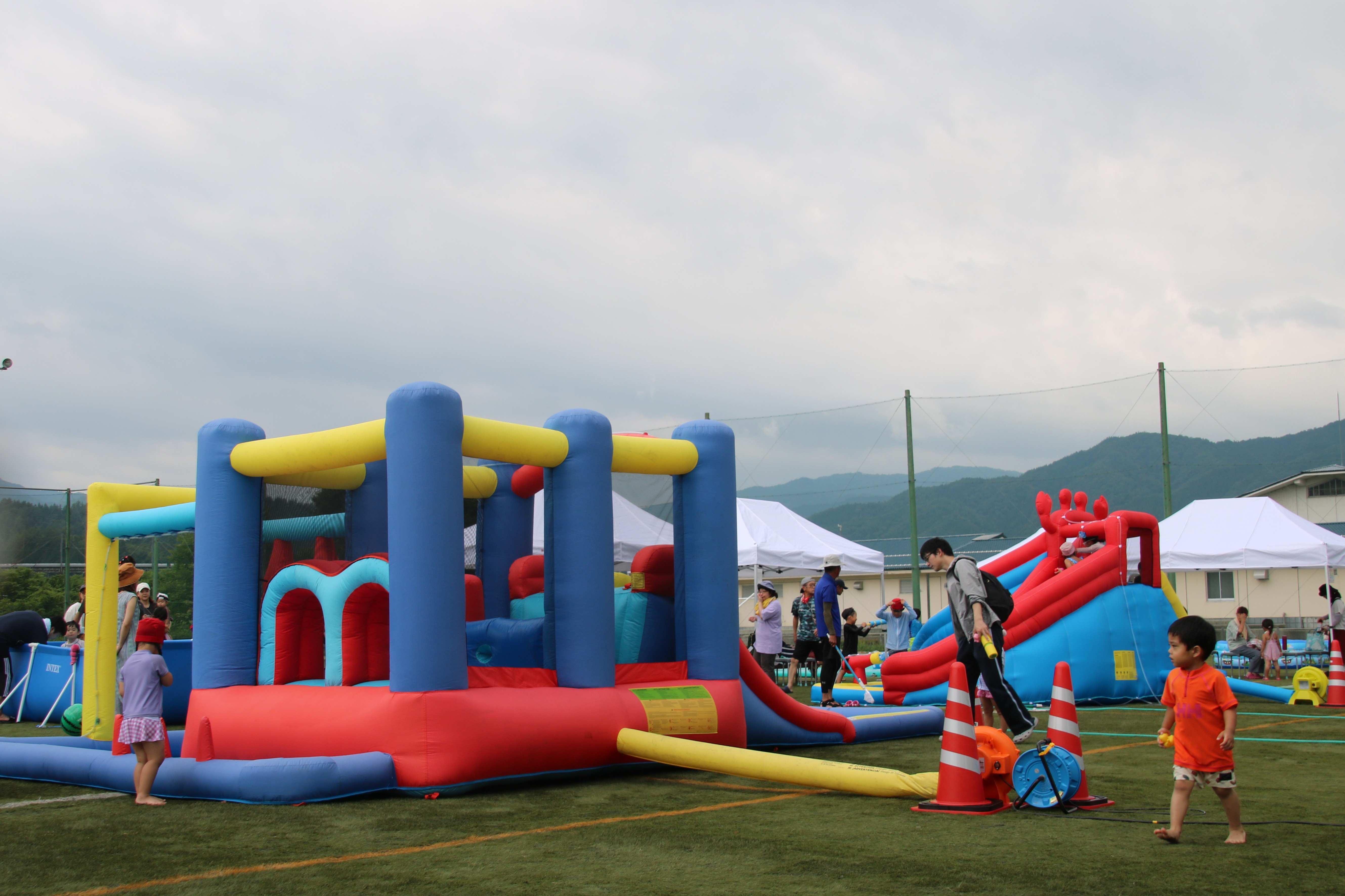 市内公園で「なつやすみキッズプール」が開催。子どもたちが楽しんでいます