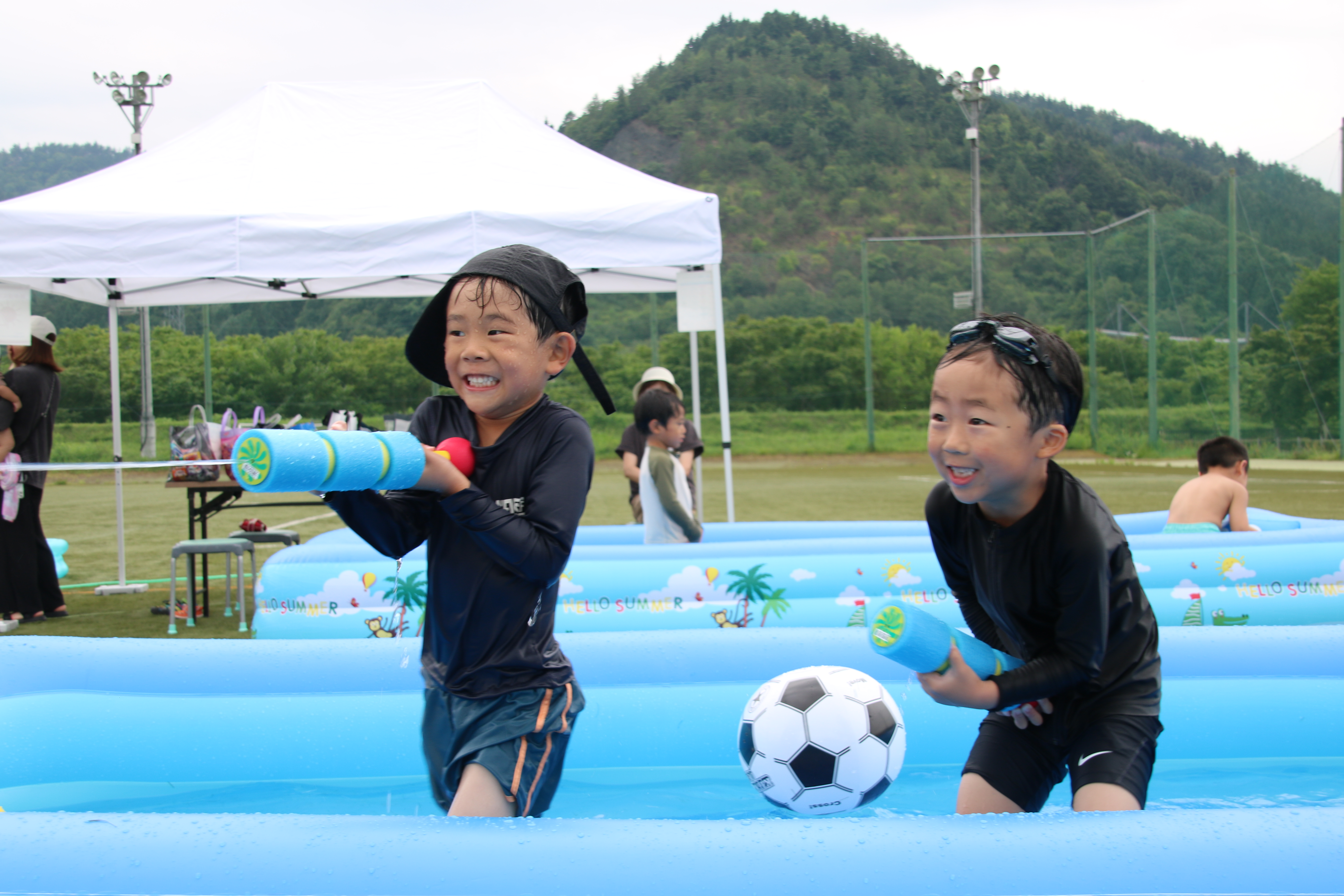 市内公園で「なつやすみキッズプール」が開催。子どもたちが楽しんでいます