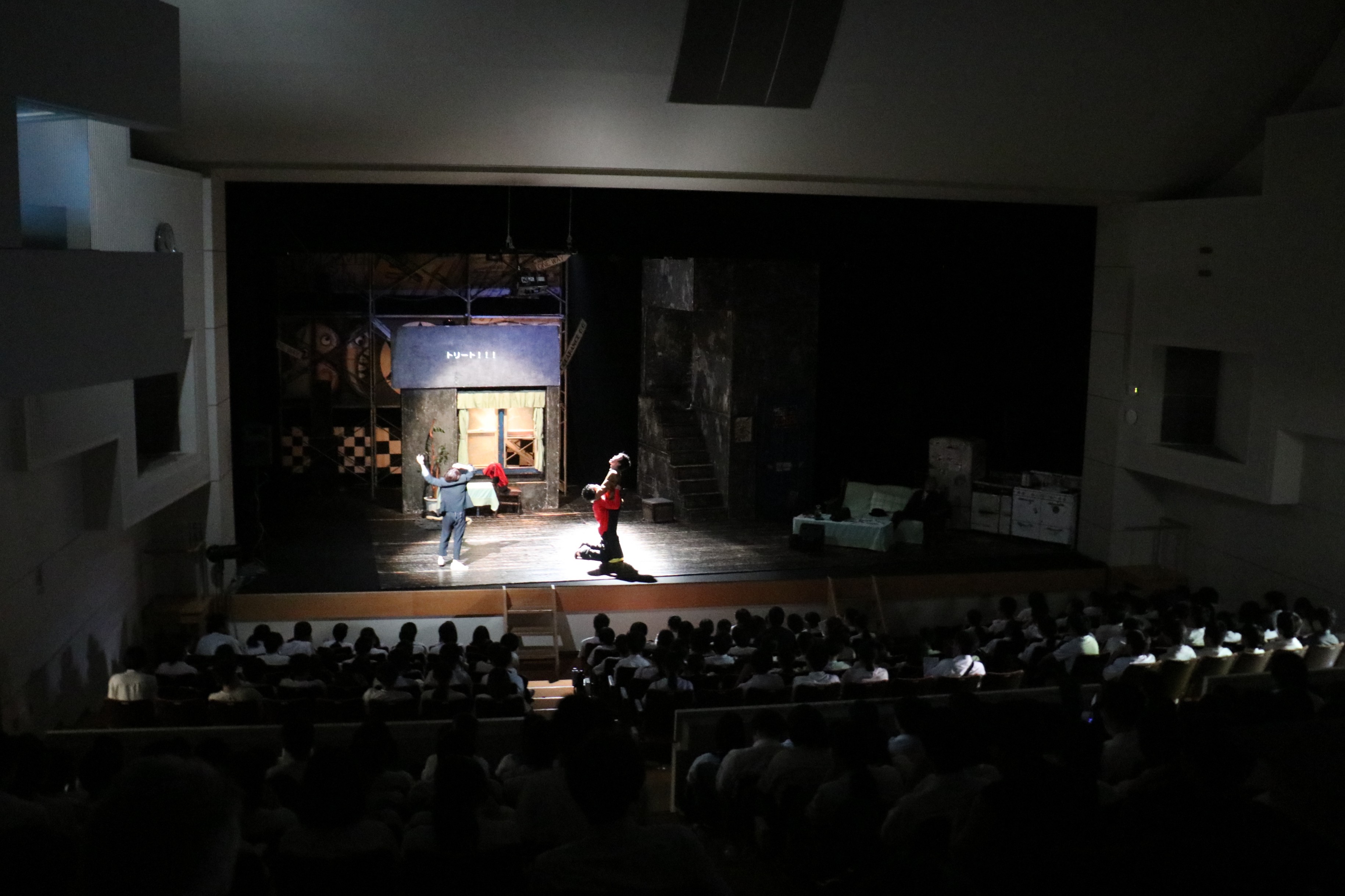 飛騨神サポータ―が飛騨神岡高校と神岡中学校の生徒250名を招待し公演会を開催しました