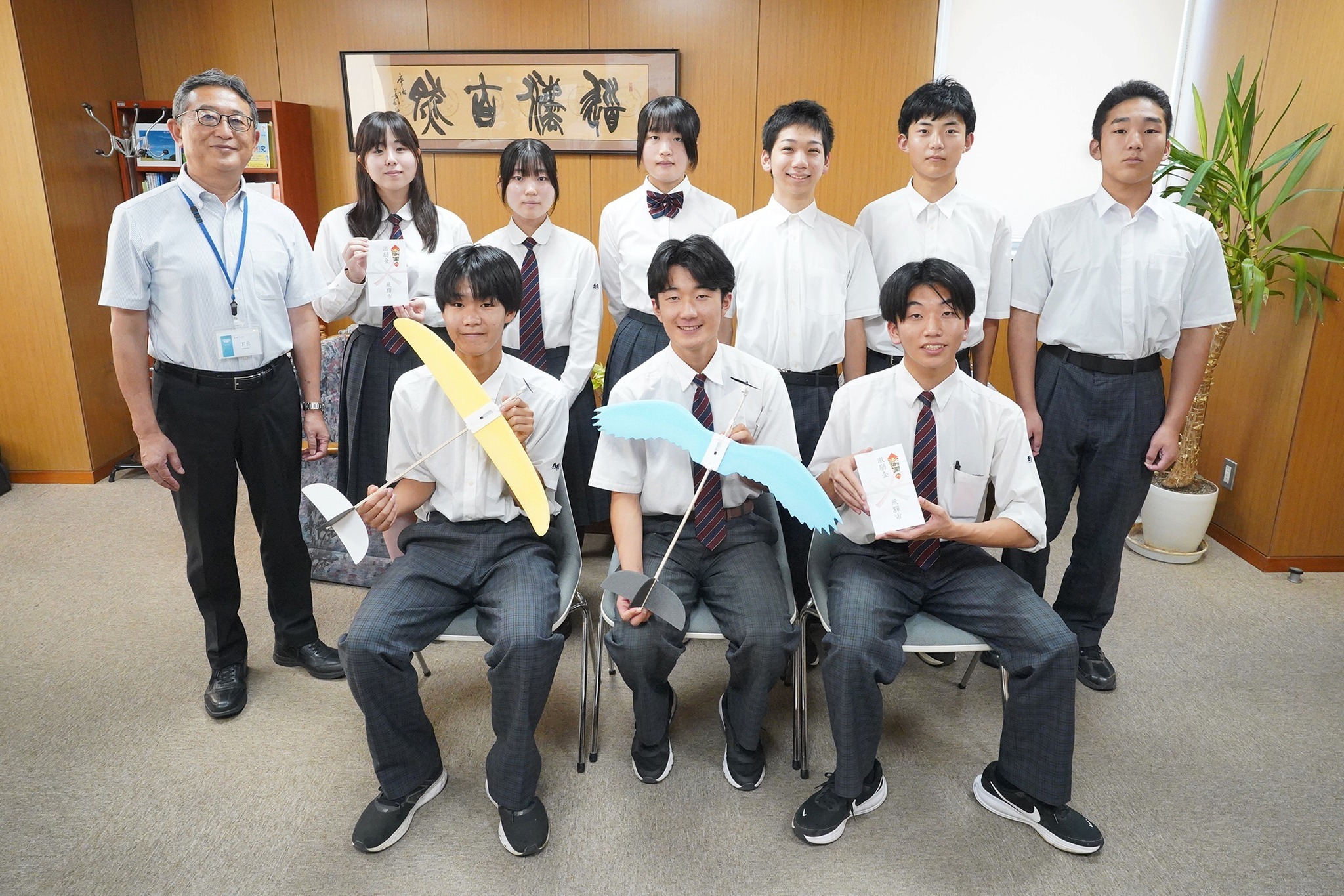 全国大会に出場する飛騨神岡高校の文芸部とロボット部を激励