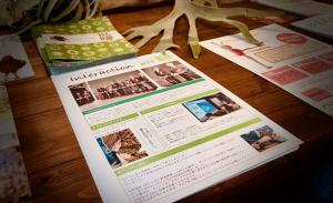 カフェに置かれた情報誌の写真