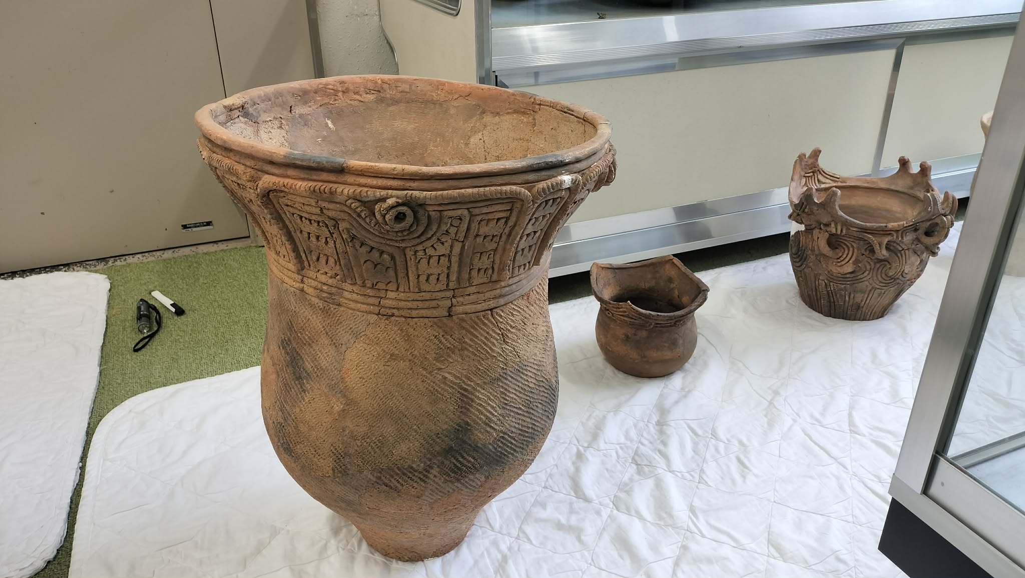 出展準備中の縄文土器