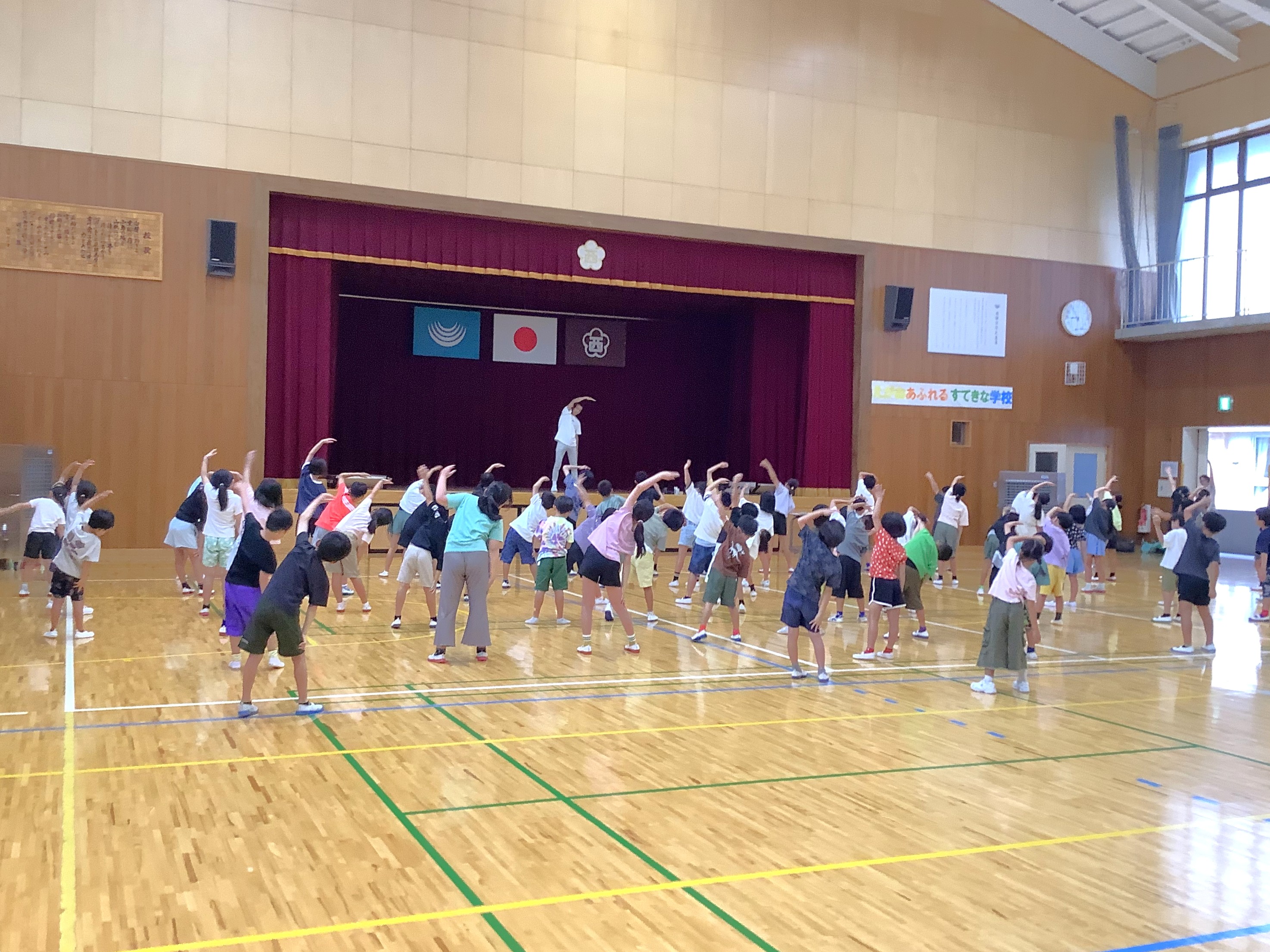内児童クラブでラジオ体操1級指導士 萩さんが指導を行いました