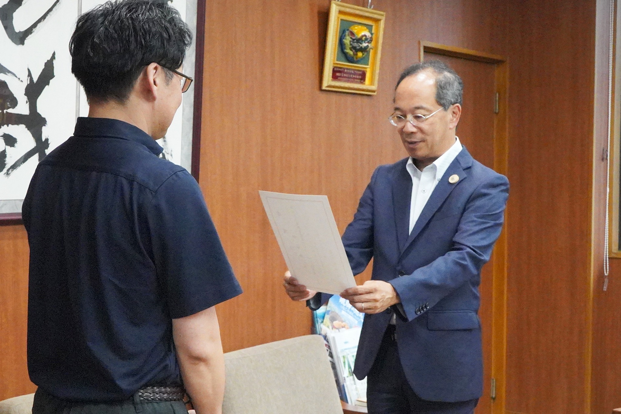 新たな飛騨市政策アドバイザーに委嘱状を交付