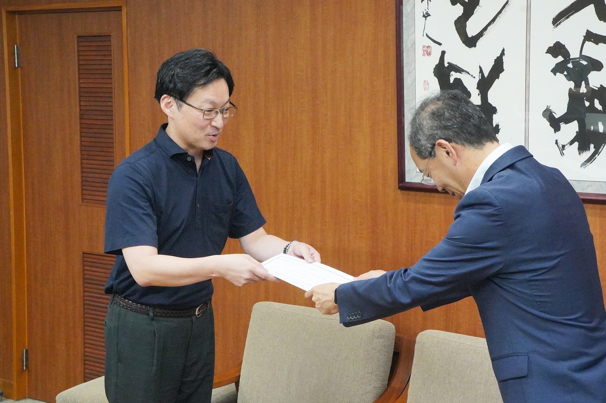 新たな飛騨市政策アドバイザーに委嘱状を交付