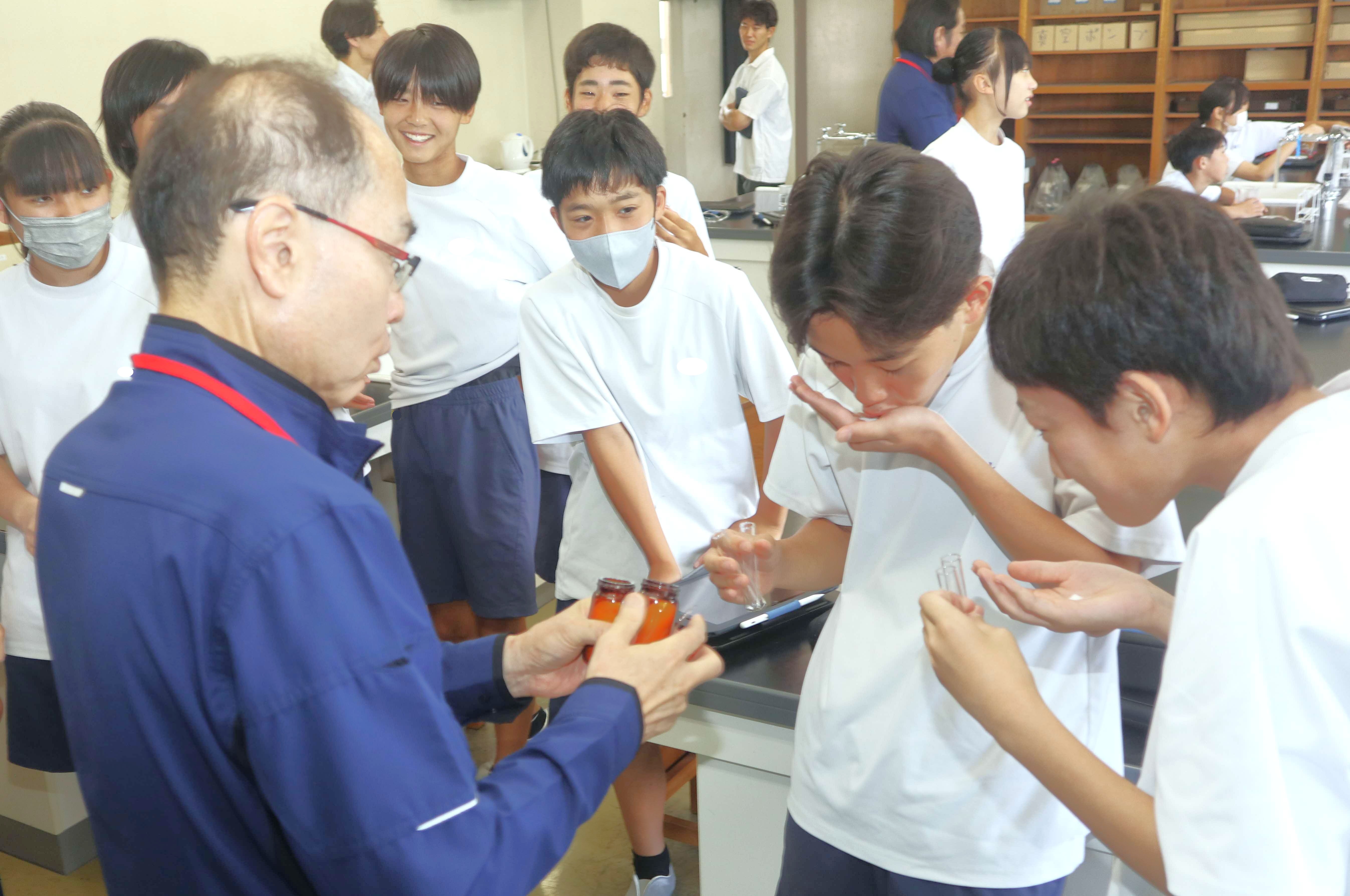 アルプス薬品の研究員招き、古川中が「化学」の楽しさを学ぶ出前講座を開催