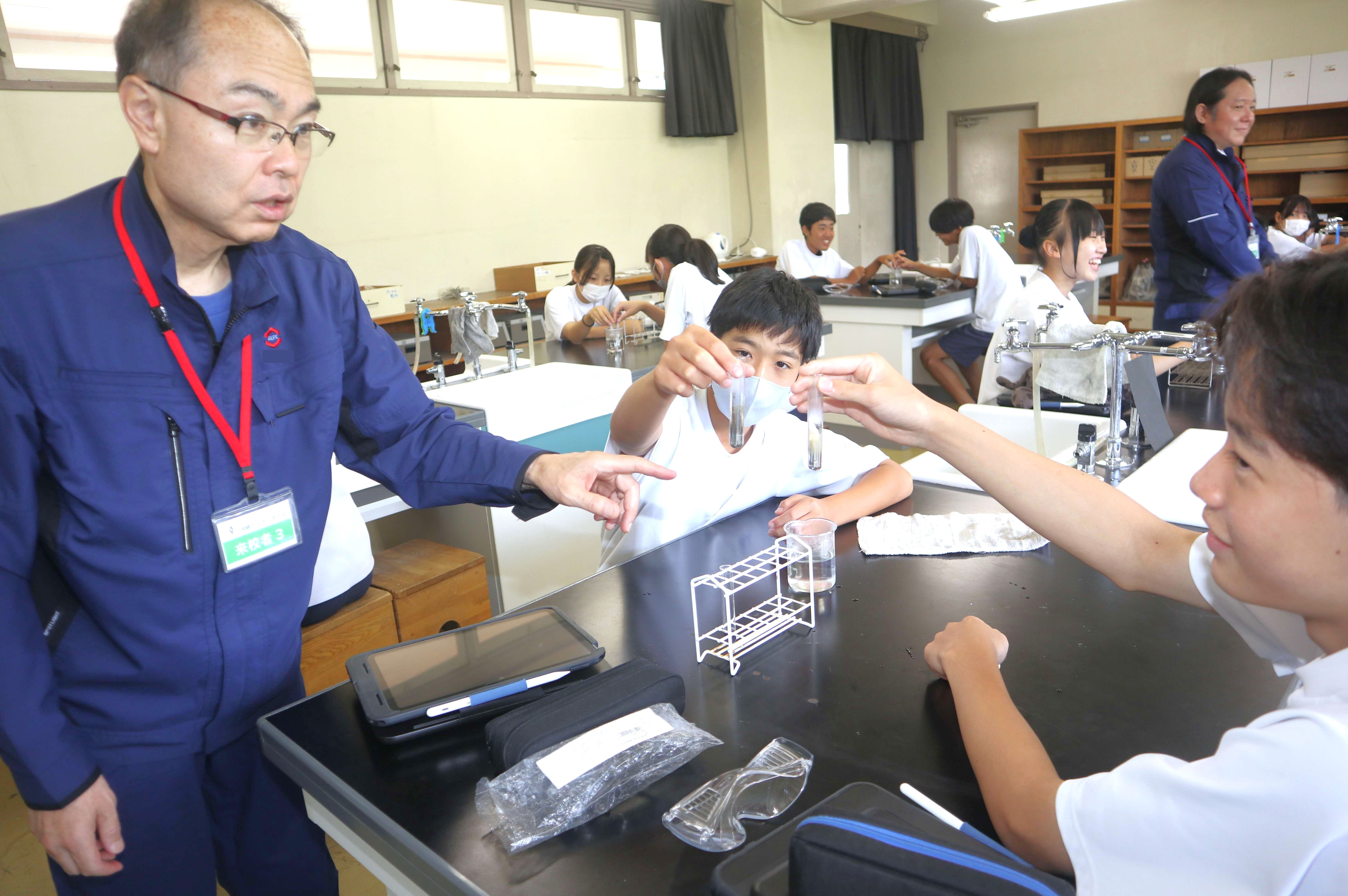 アルプス薬品の研究員招き、古川中が「化学」の楽しさを学ぶ出前講座を開催