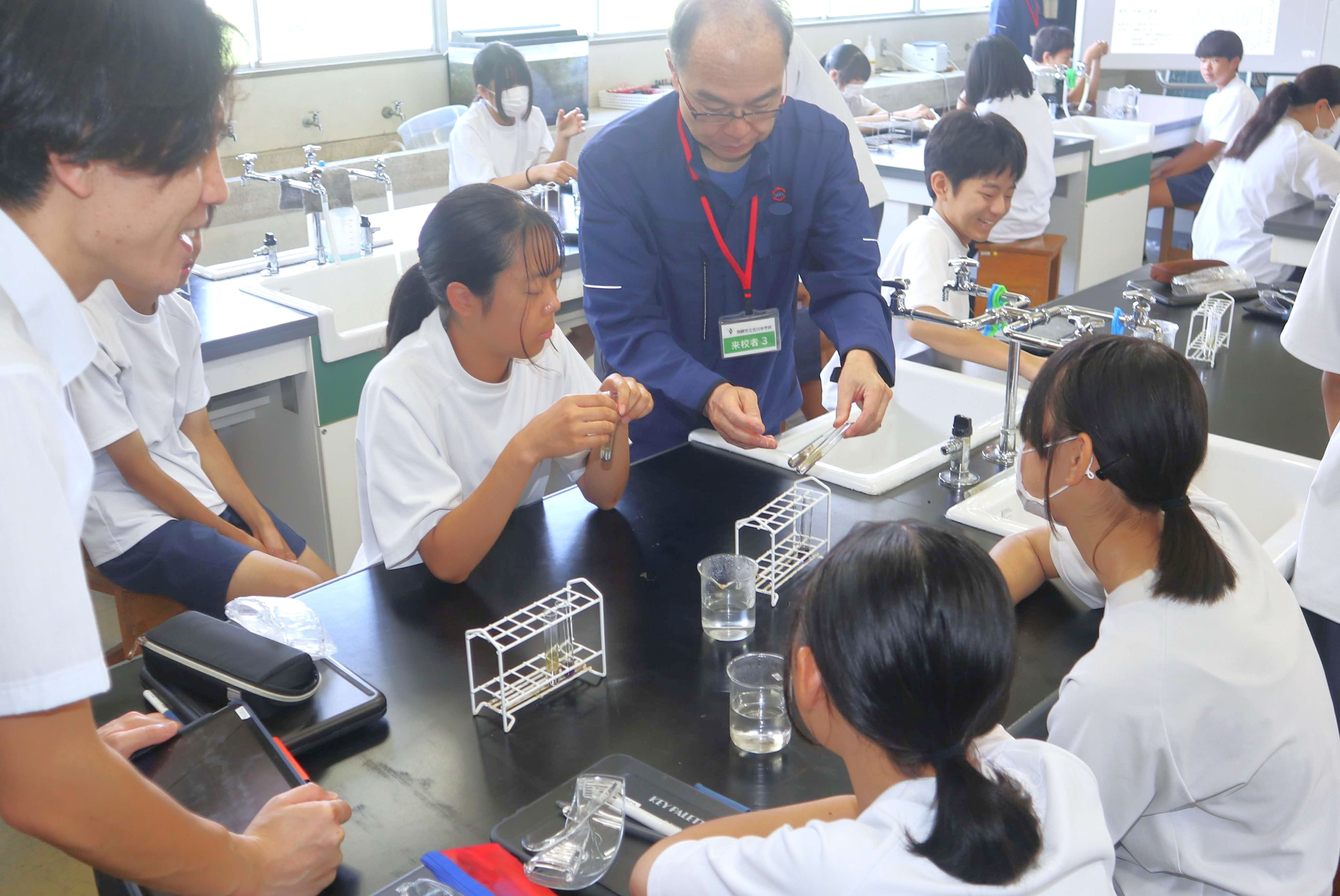 アルプス薬品の研究員招き、古川中が「化学」の楽しさを学ぶ出前講座を開催