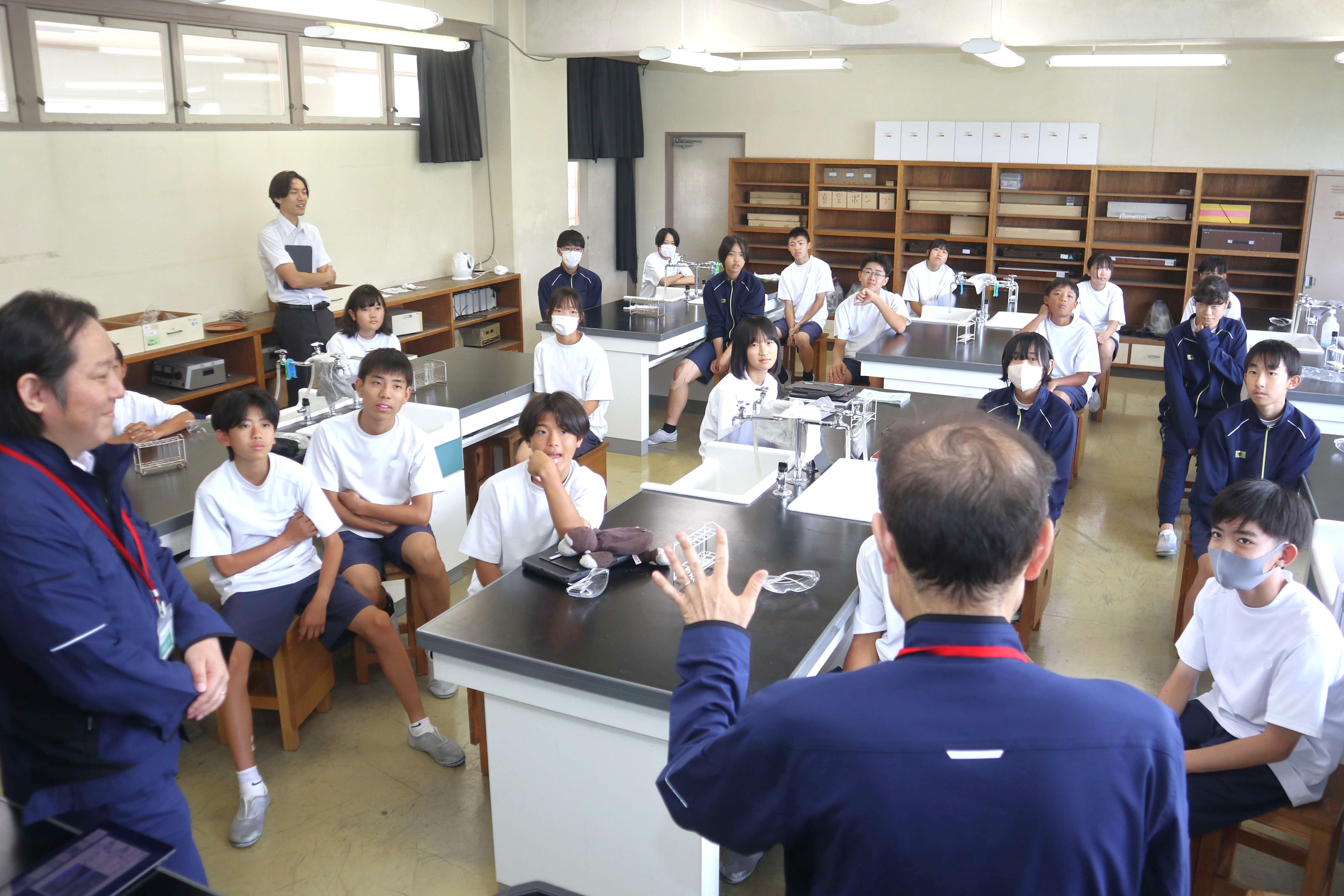 アルプス薬品の研究員招き、古川中が「化学」の楽しさを学ぶ出前講座を開催