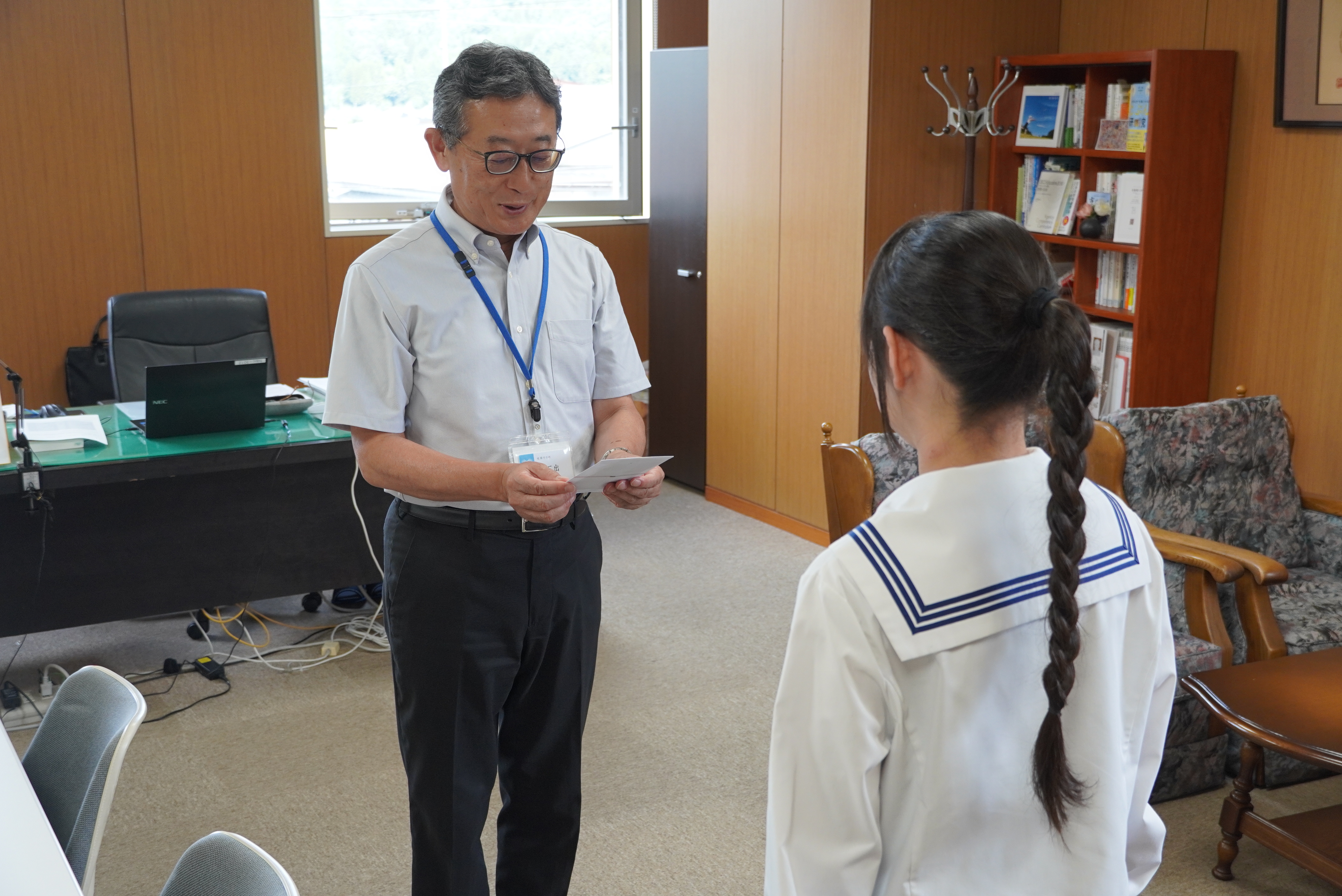 全国女子中学校新体操選手権大会団体競技に出場する渡邉歌さんを激励