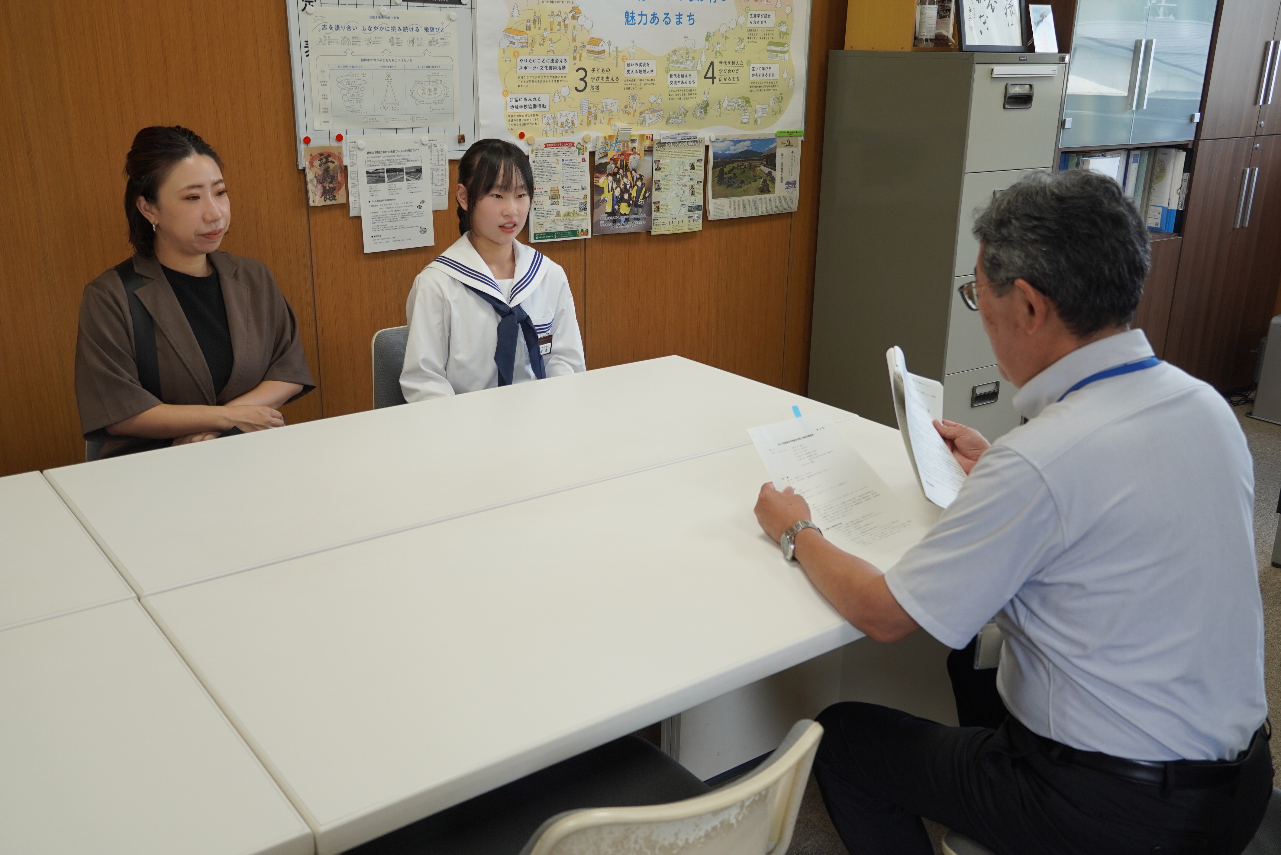 全国女子中学校新体操選手権大会団体競技に出場する渡邉歌さんを激励