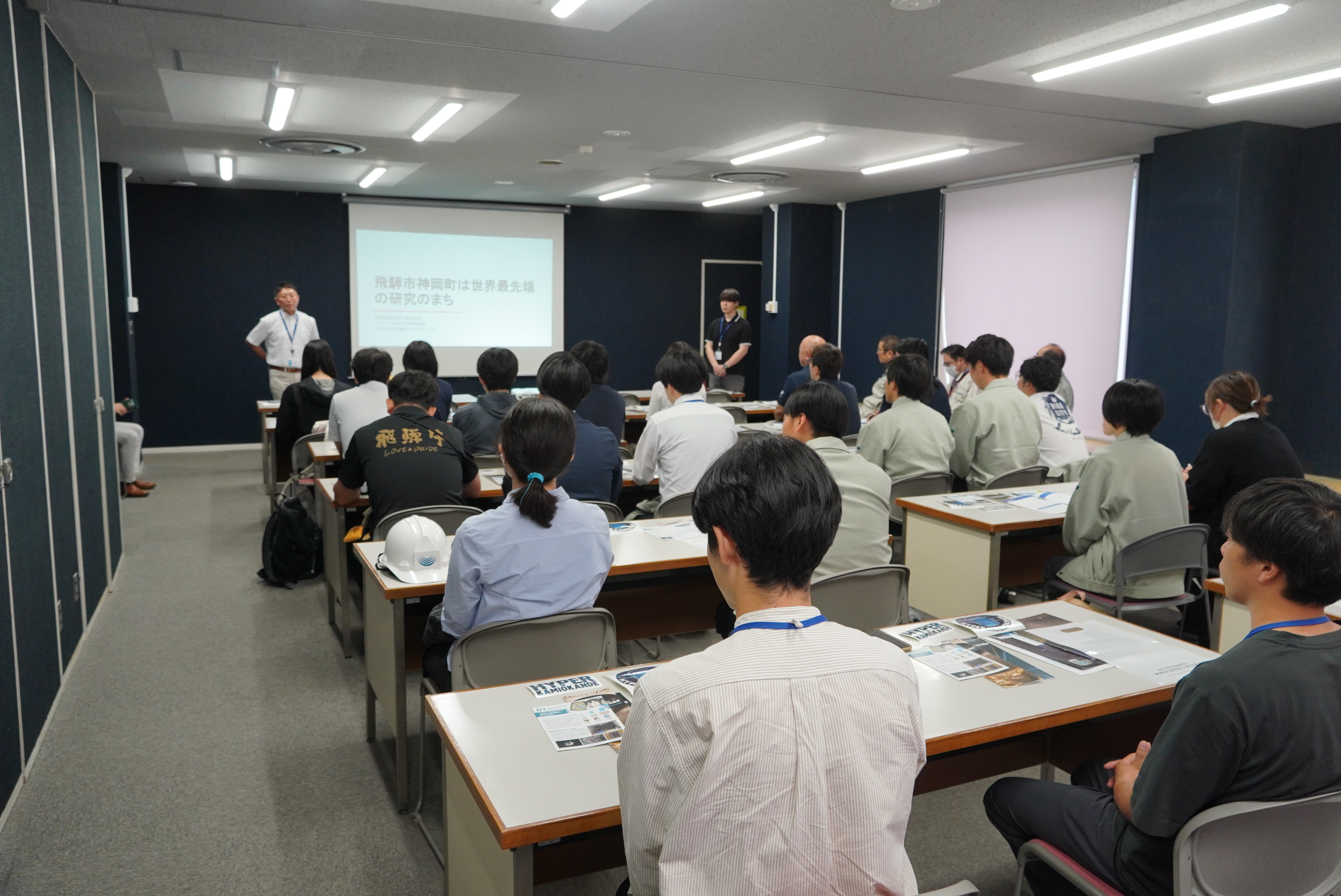 若手職員が最先端のニュートリノ研究施設「ハイパーカミオカンデ」を見学し魅力を体感