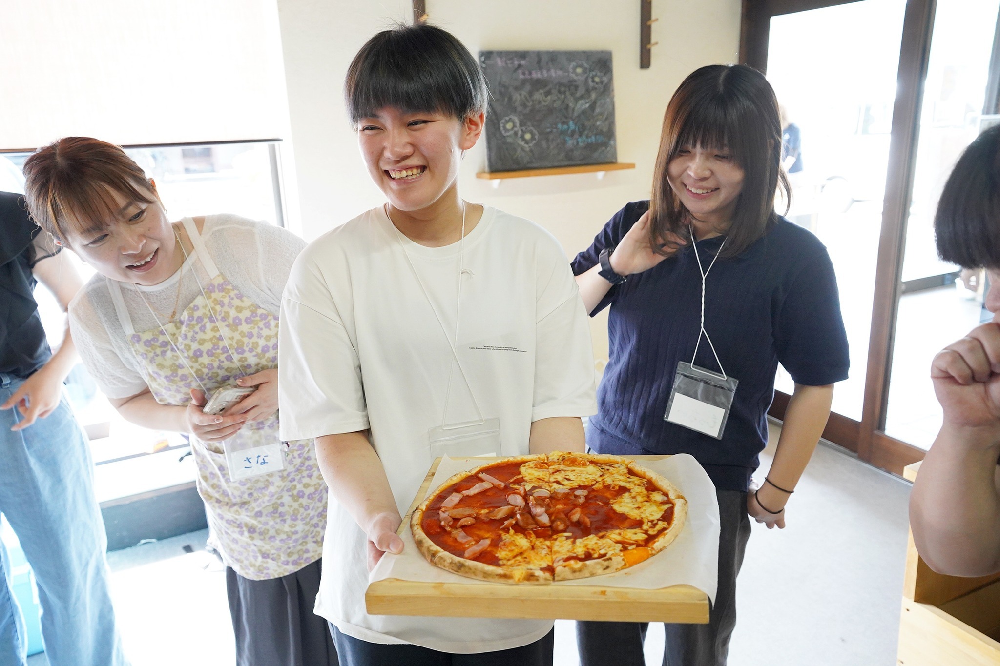 家庭教育支援チーム「ハルジオン」が大学生らを交えてピザ交流会