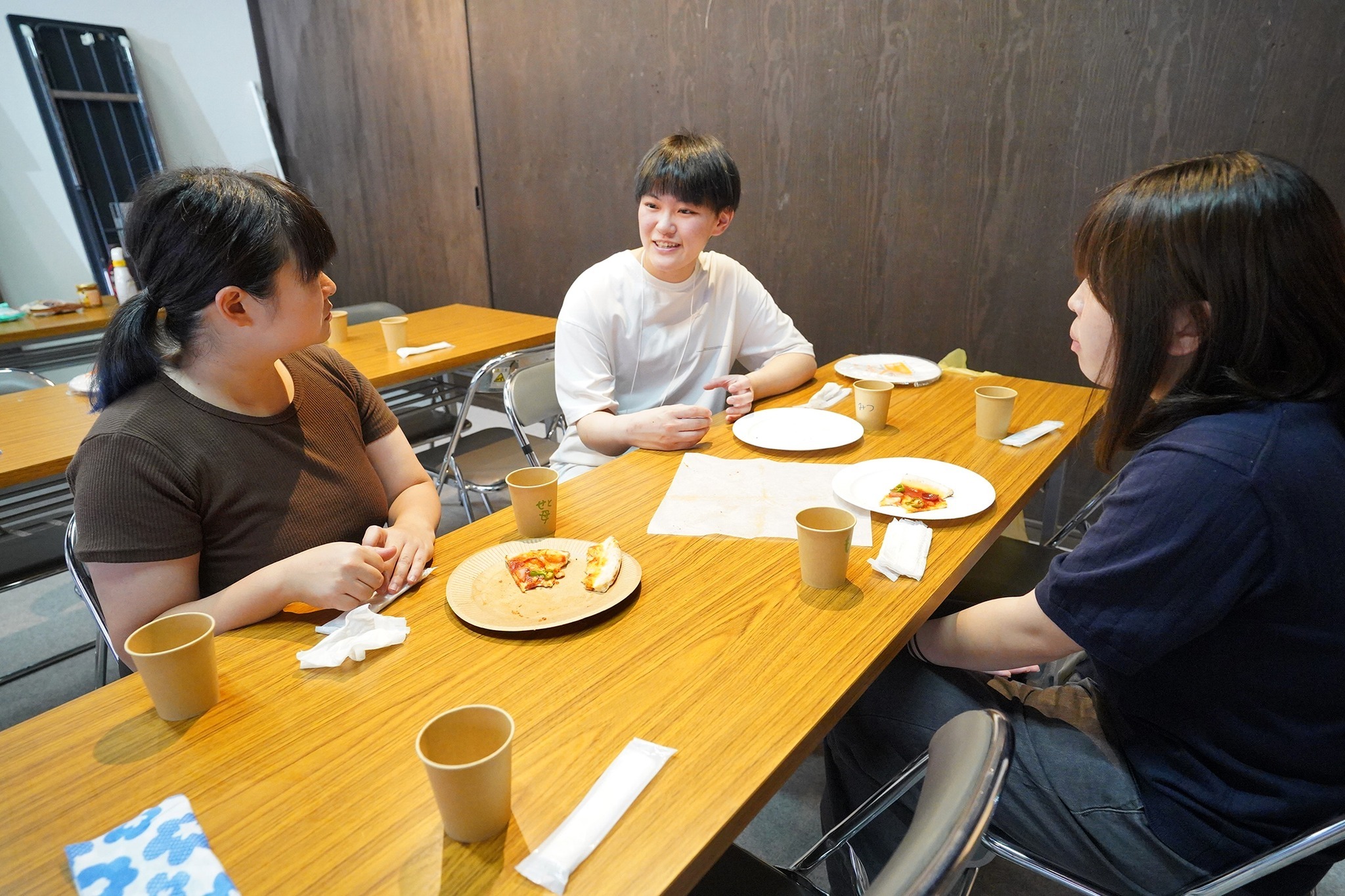 家庭教育支援チーム「ハルジオン」が大学生らを交えてピザ交流会