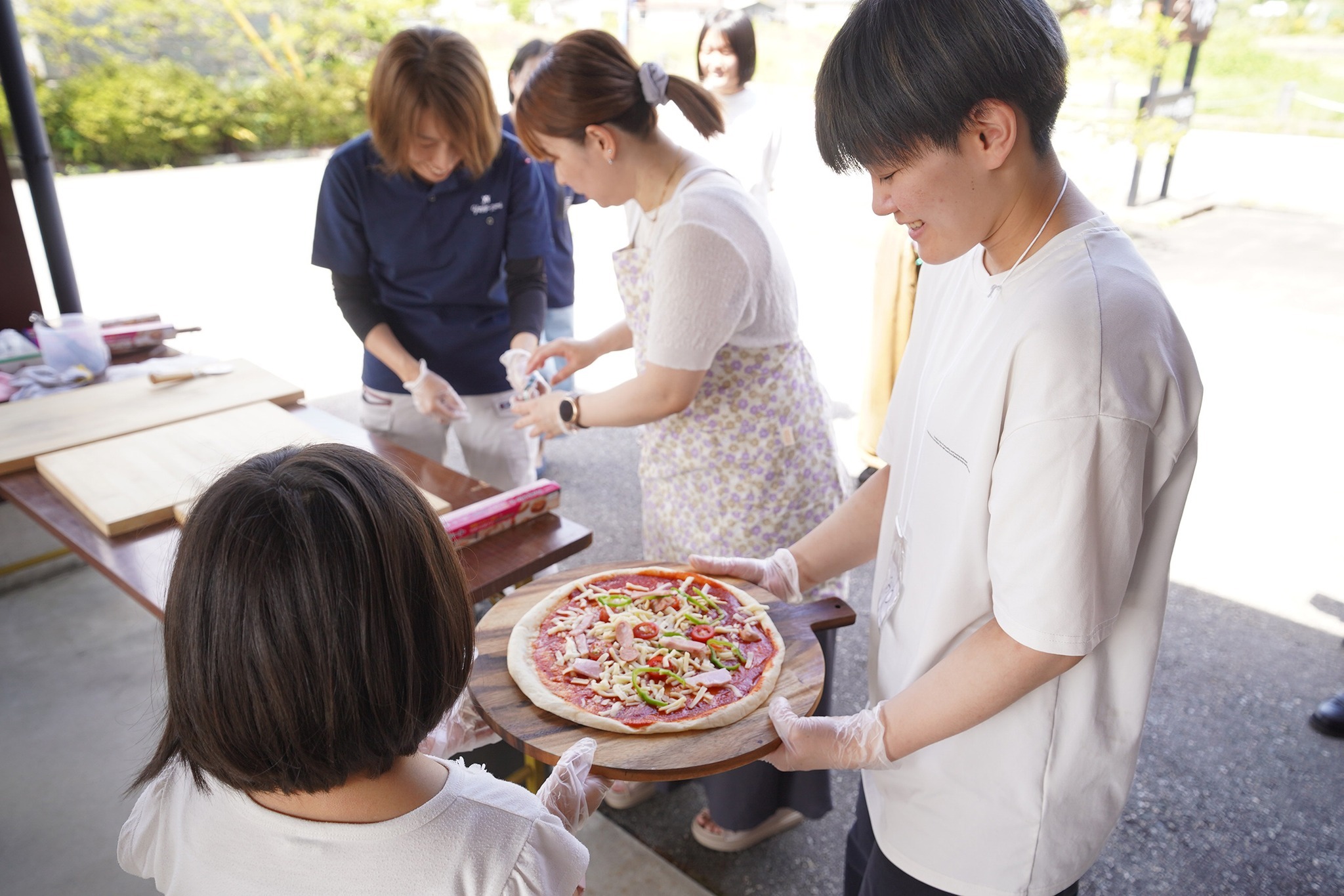 家庭教育支援チーム「ハルジオン」が大学生らを交えてピザ交流会