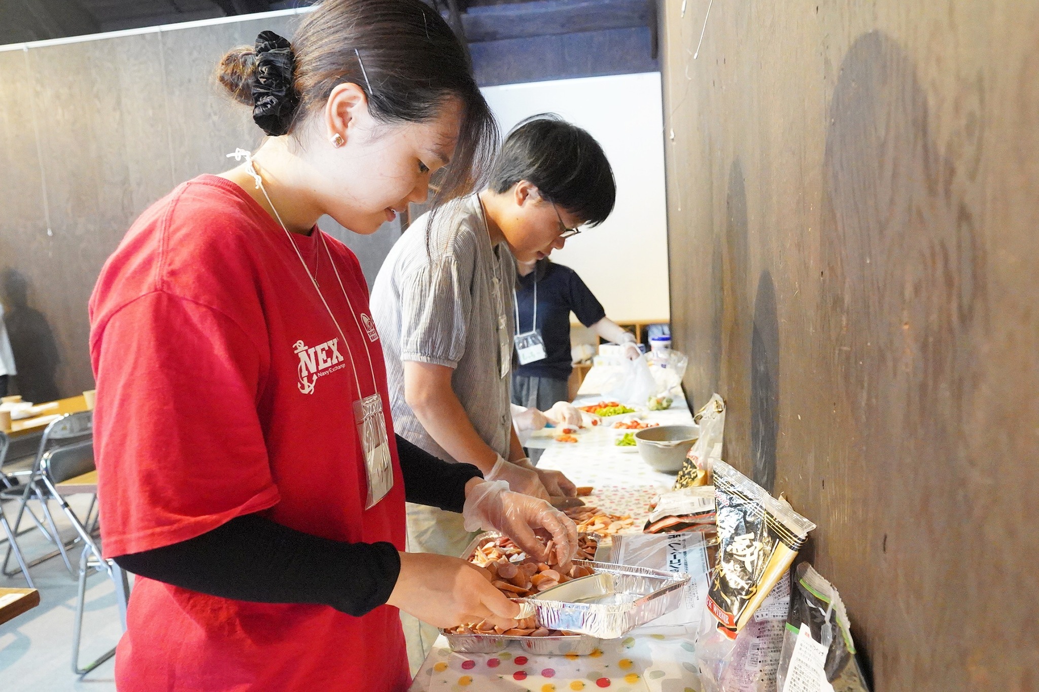 家庭教育支援チーム「ハルジオン」が大学生らを交えてピザ交流会