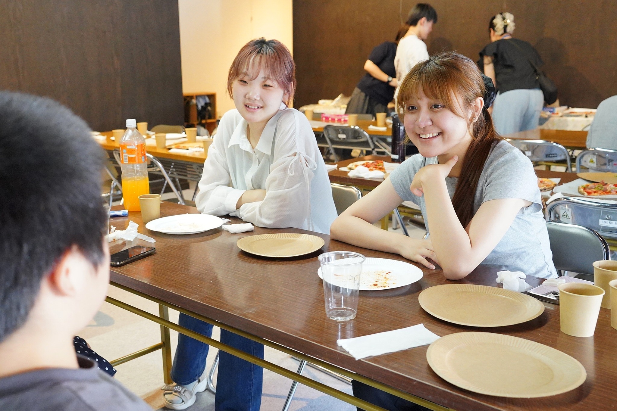 家庭教育支援チーム「ハルジオン」が大学生らを交えてピザ交流会