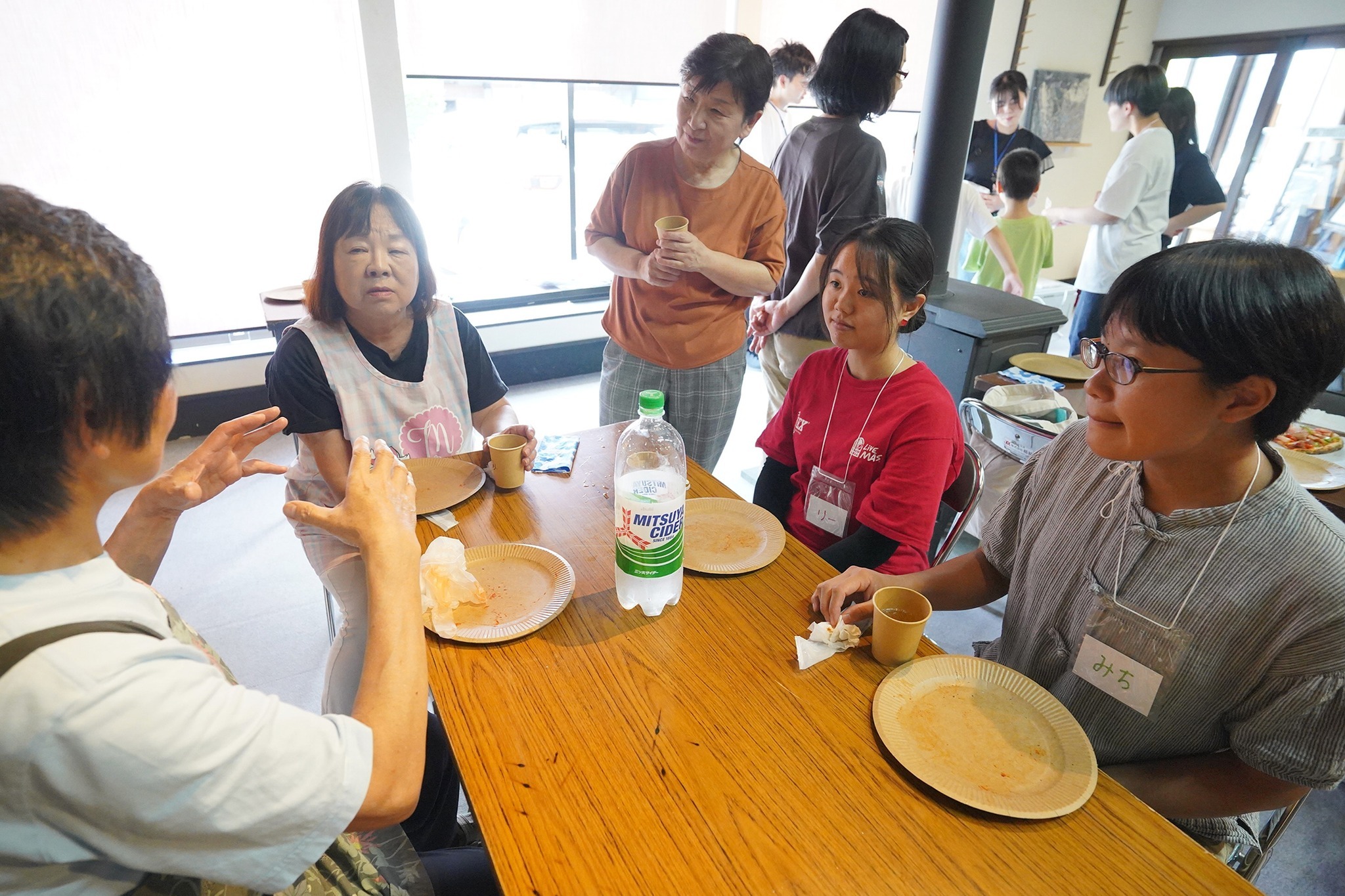 家庭教育支援チーム「ハルジオン」が大学生らを交えてピザ交流会