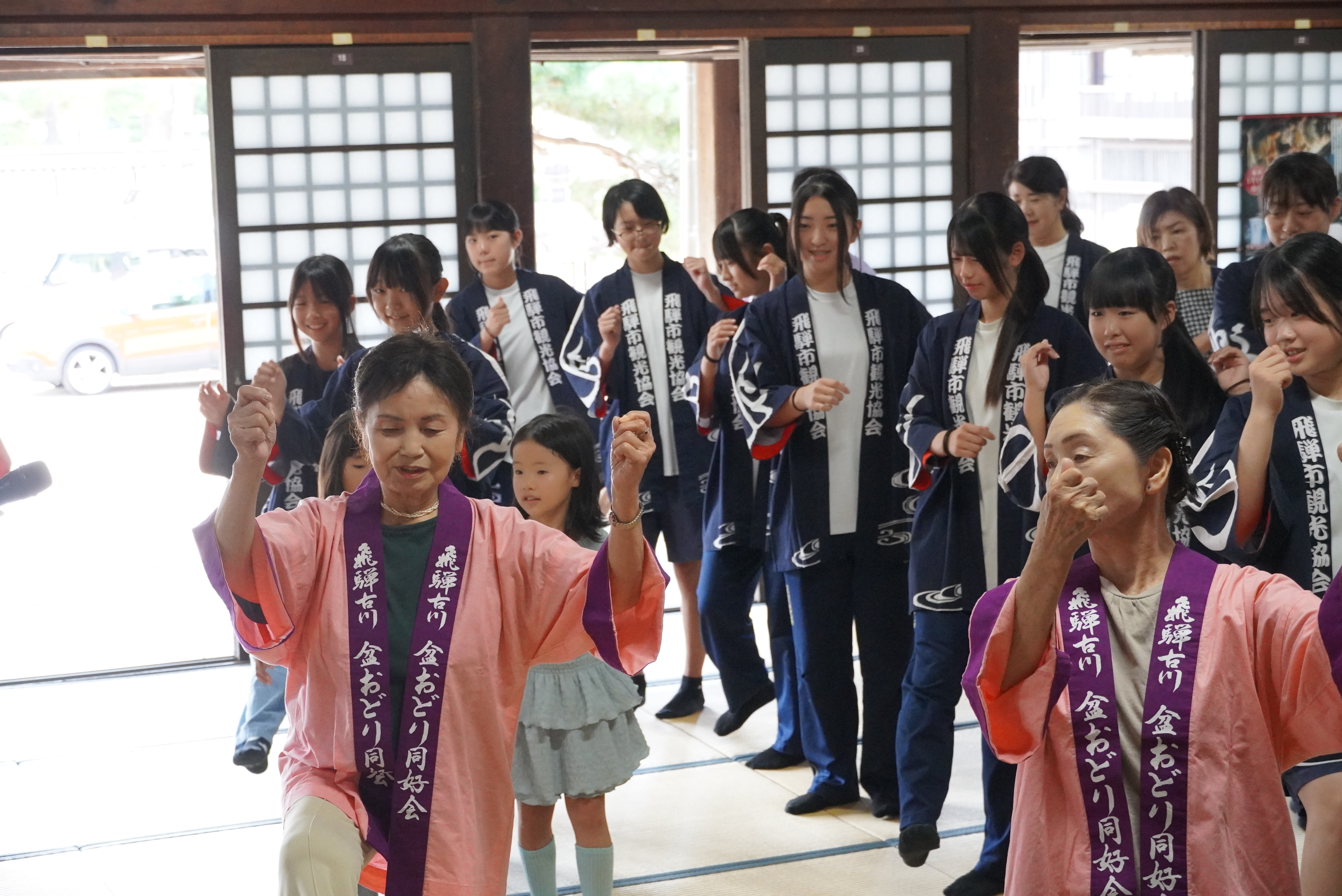 白壁キャンドルナイトに向け中学生と小学生が盆踊りの稽古に挑戦