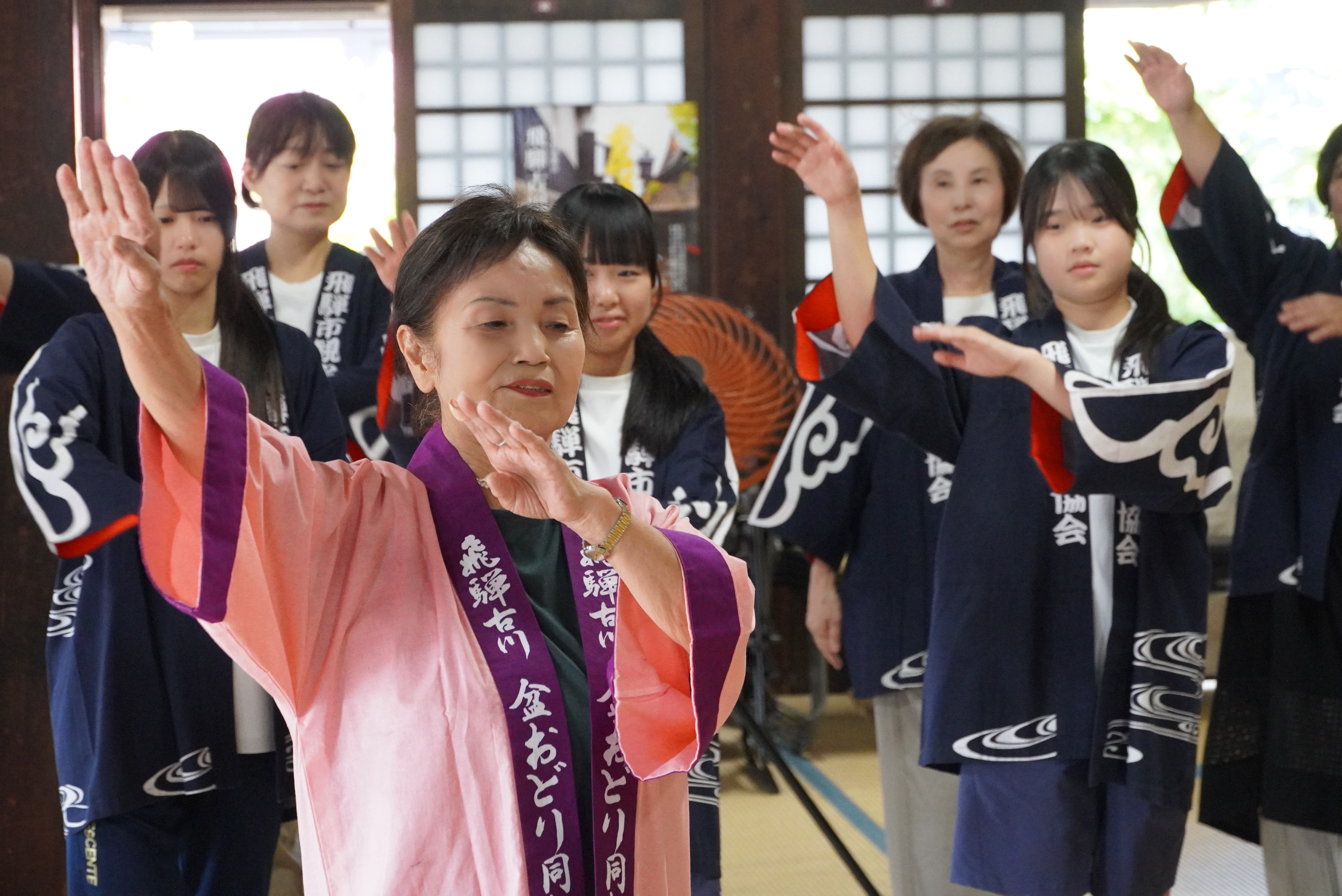 白壁キャンドルナイトに向け中学生と小学生が盆踊りの稽古に挑戦