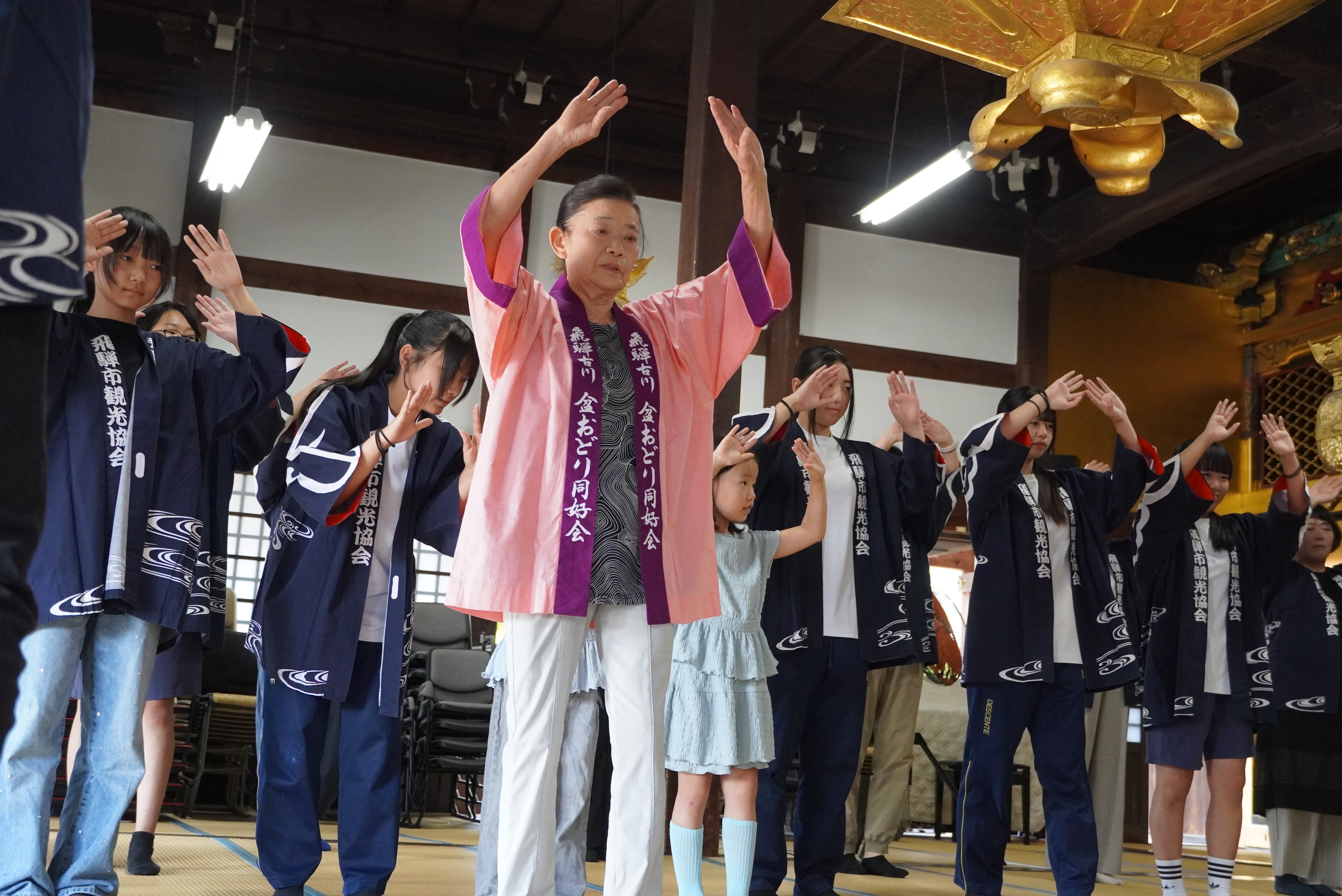 白壁キャンドルナイトに向け中学生と小学生が盆踊りの稽古に挑戦