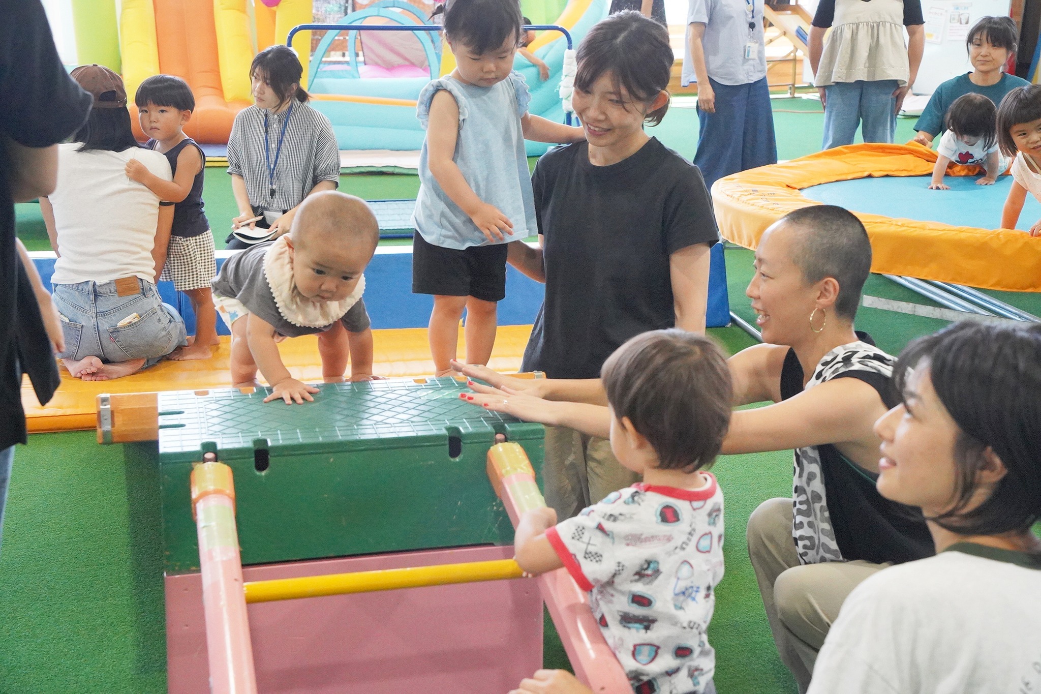 体を使って子どもと遊び、発達相談もできる「わくわくデー」